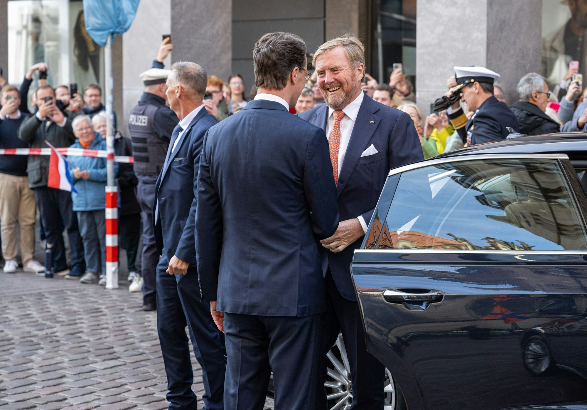 NRW-Ministerpräsident Hendrik Wüst begrüßt am Haus der Niederlande den niederländischen König Willem-Alexander.