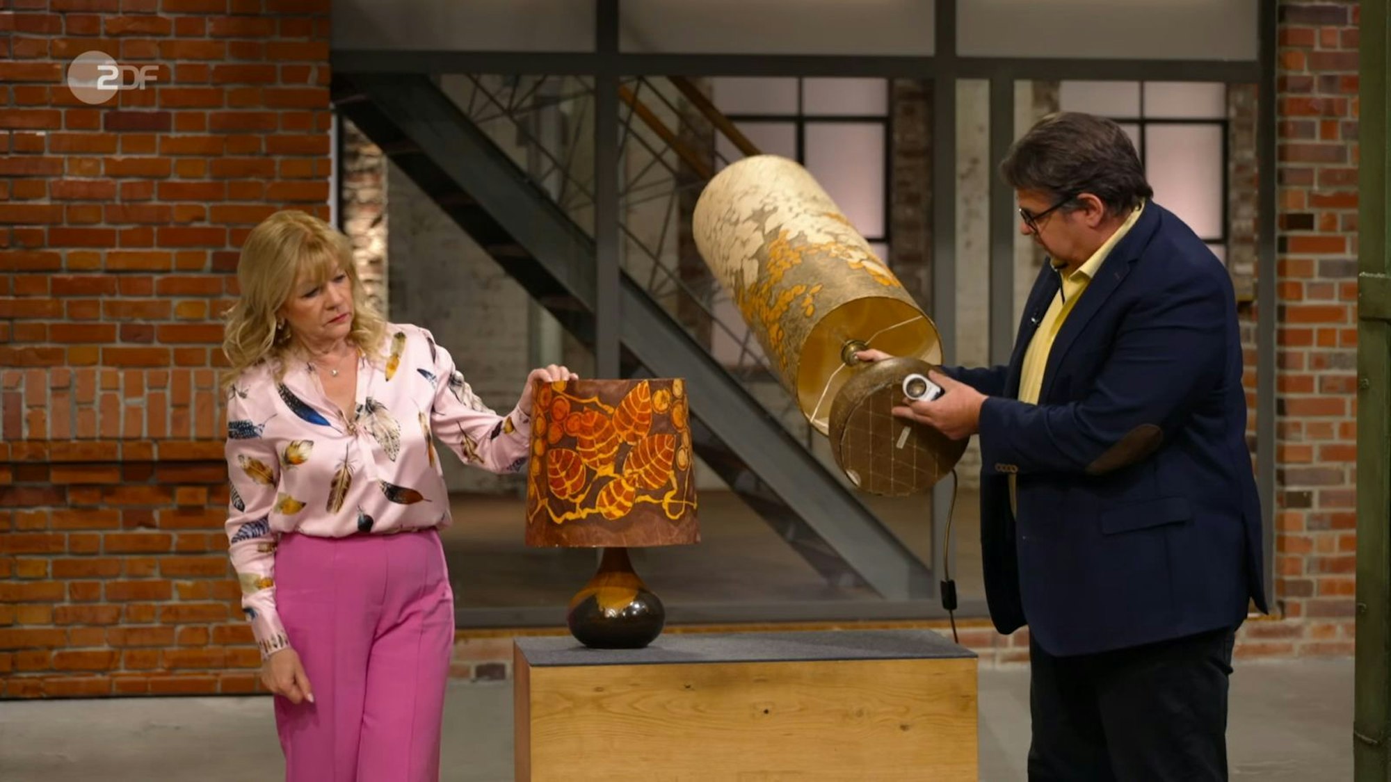 Elke Velten und Daniel Meyer sahen sich die Designerleuchten aus der Nähe an. (Bild: ZDF)
