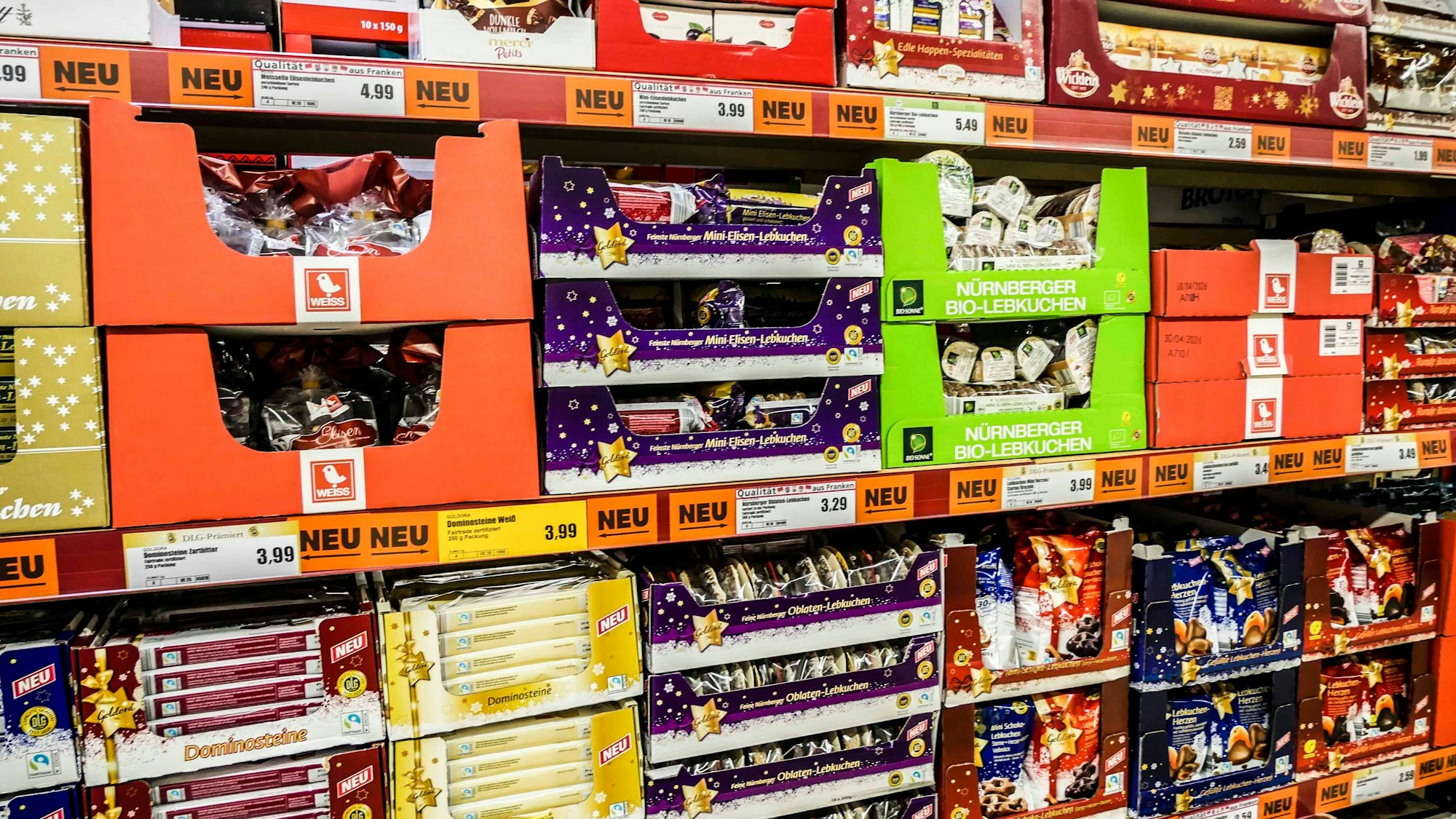 Lebkuchen, Schokoweihnachtsmänner, Dominosteine in einem Supermarkt.