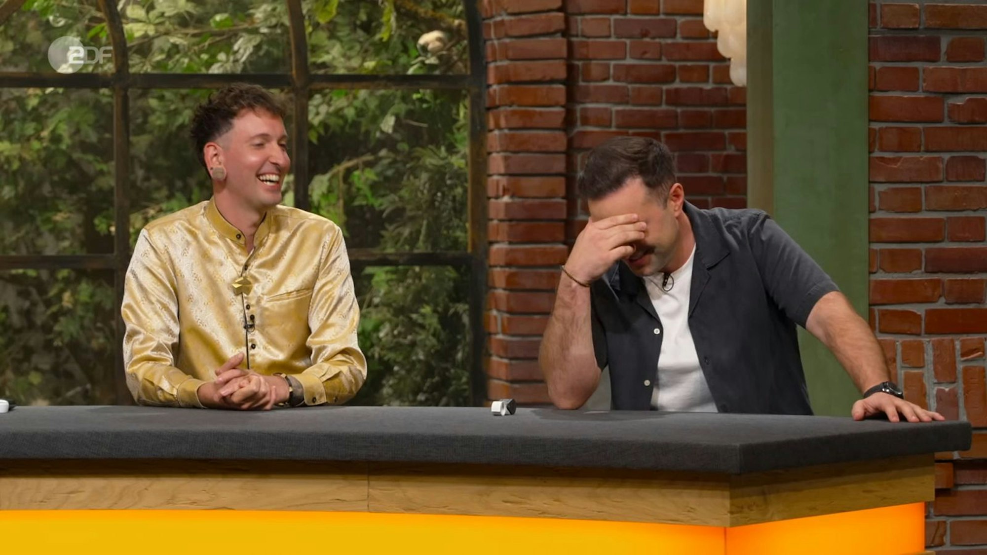 „Oder willst du nur auf die eine und ich auf die andere bieten?“, kam Fabian Kahl (links). David Suppes gefiel die Idee zunächst nicht. (Bild: ZDF)