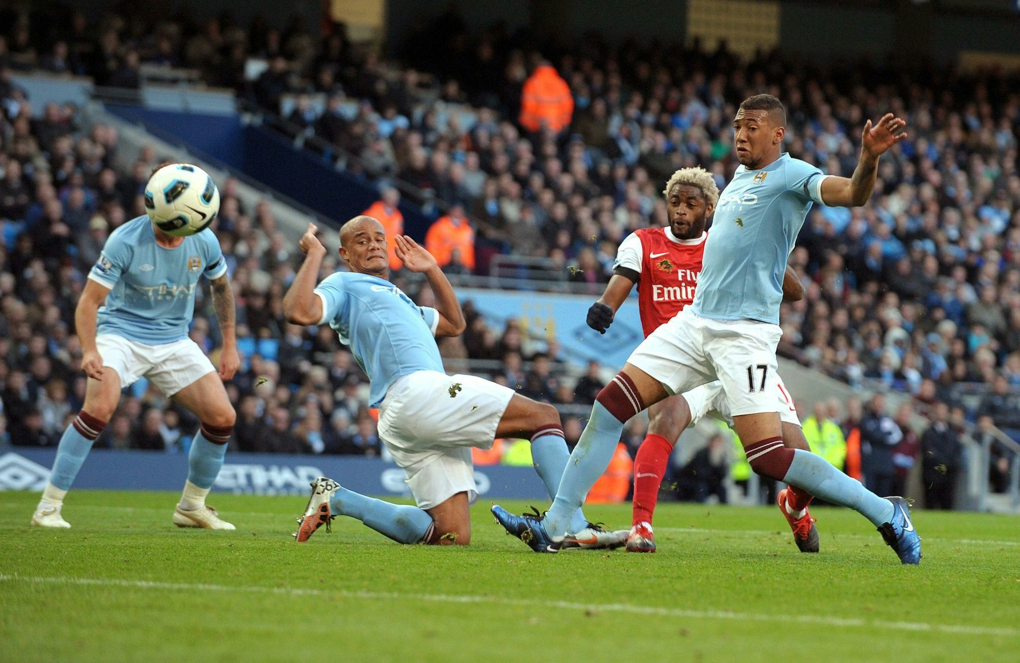Vincent Kompany (Mitte) und Jérôme Boateng spielten - wie hier im Oktober 2010 - zusammen für Manchester City. (Archivfoto)