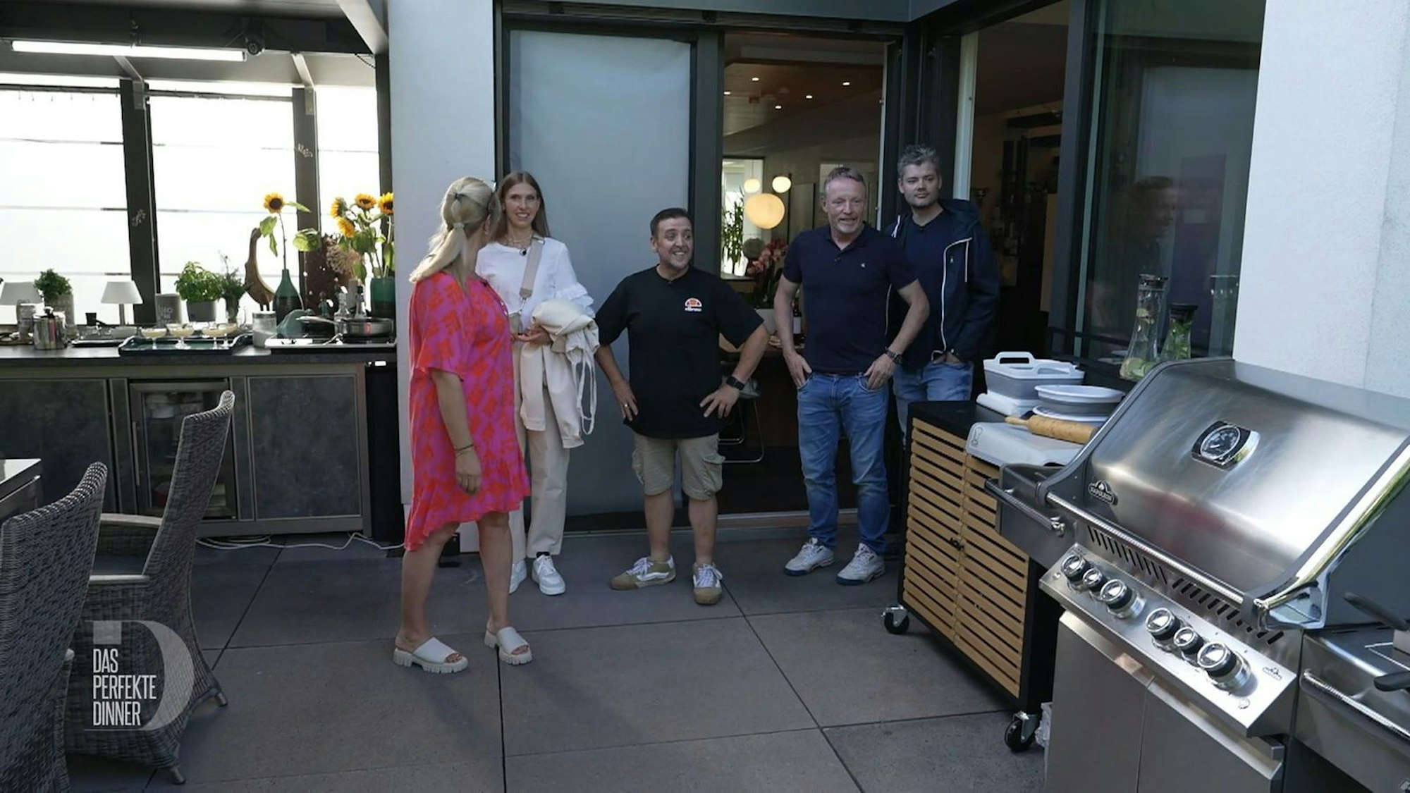 Barbaras imposante Outdoor-Küche sorgt bei Chrissi, Stephan, Frank und Rainer für große Augen.
(Bild: RTL)