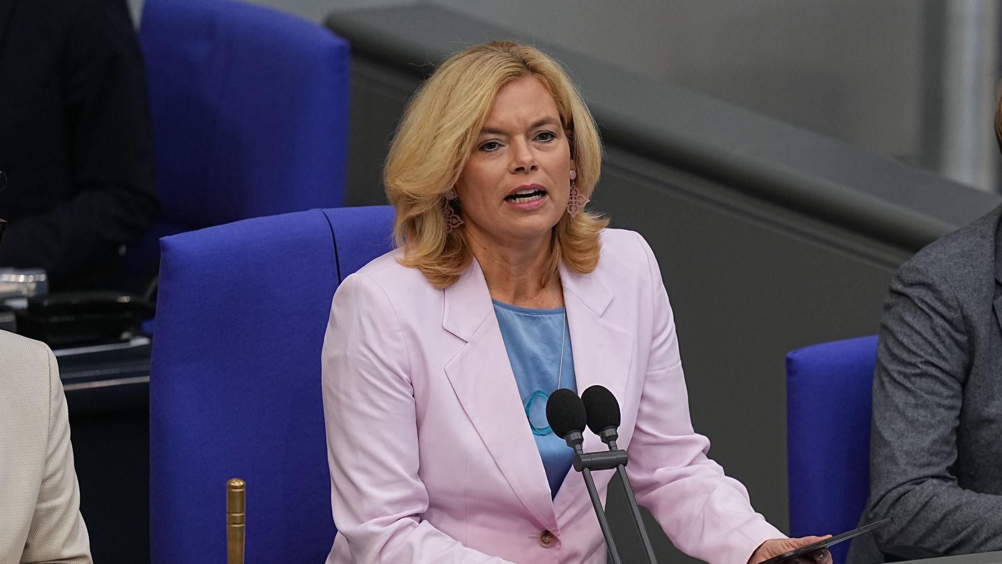 Julia Klöckner (CDU), Bundestagspräsidentin, spricht im Bundestag wärhend der Debatte in der Haushaltswoche für den Bundeshaushalt für 2026.