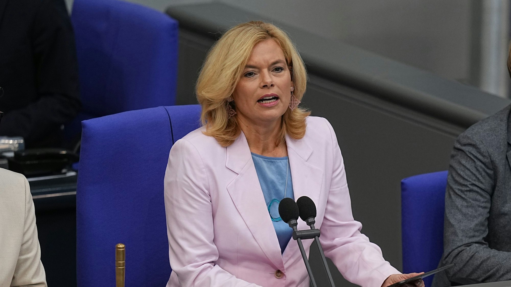 Julia Klöckner (CDU), Bundestagspräsidentin, spricht im Bundestag wärhend der Debatte in der Haushaltswoche für den Bundeshaushalt für 2026.