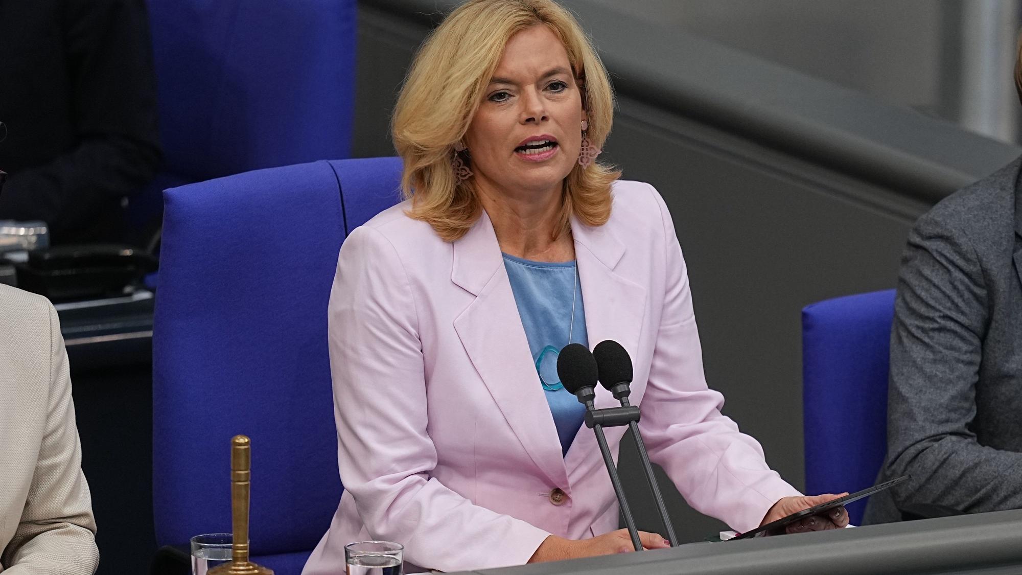 Julia Klöckner spricht im Bundestag während der Debatte in der Haushaltswoche für den Bundeshaushalt für 2026.