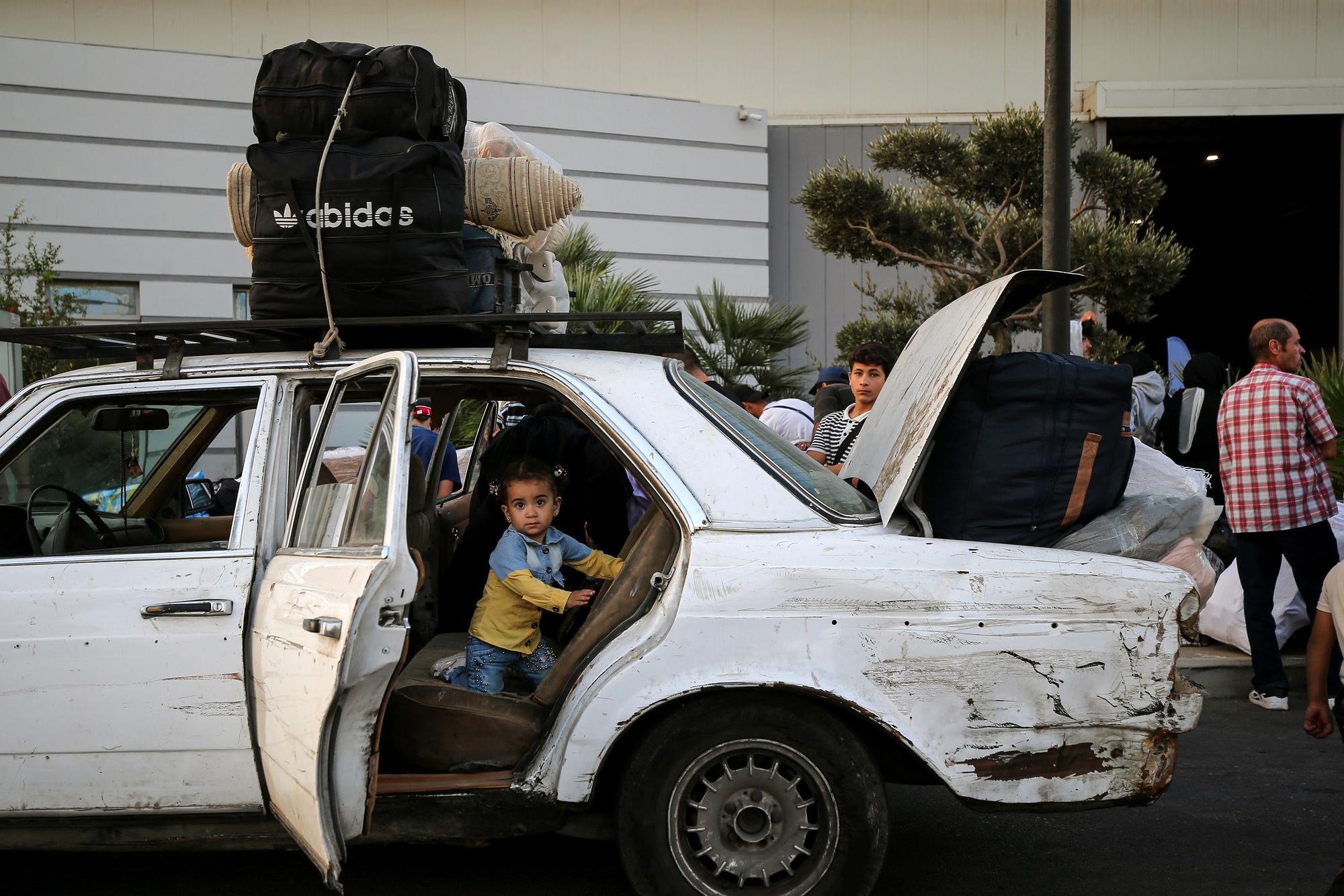 Ein zweijähriges syrisches Flüchtlingskind, kommt mit ihrer Familie am Abflugort in Beirut an, wo sie sich auf die Heimreise vorbereiten.