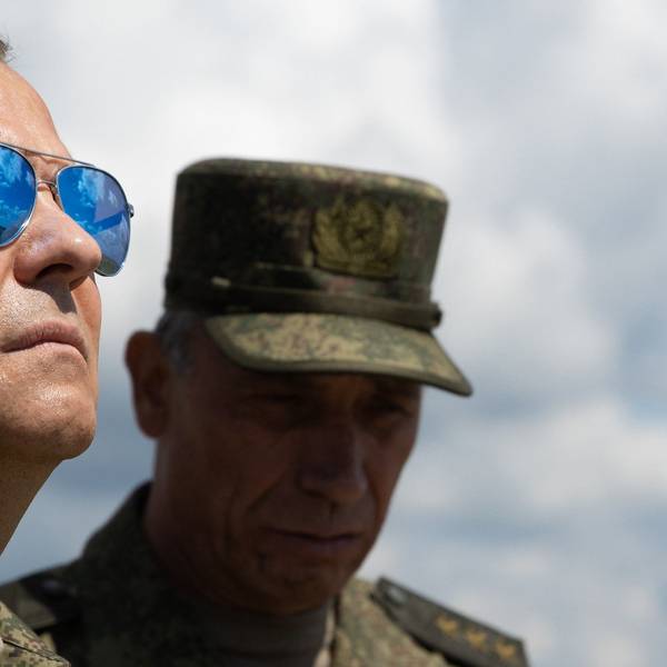 Dmitri Medwedew bei einer Militärübung. Der ehemalige Kremlchef hat den jüngsten Kurswechsel von US-Präsident Donald Trump mit hämischen Worten kommentiert. (Archivbild)