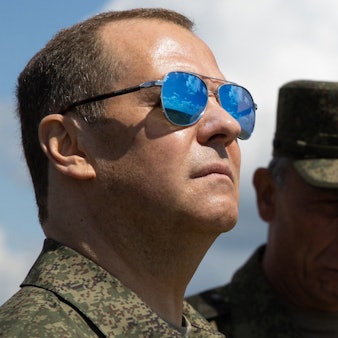 Dmitri Medwedew bei einer Militärübung. Der ehemalige Kremlchef hat den jüngsten Kurswechsel von US-Präsident Donald Trump mit hämischen Worten kommentiert. (Archivbild)