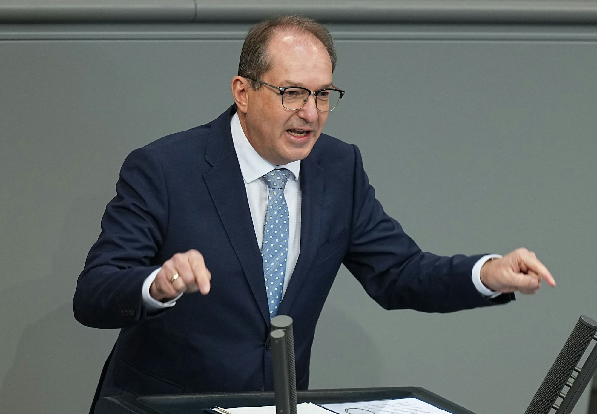 Bundesinnenminister Alexander Dobrindt (CSU) will sich verstärkt um unerlaubte Drohnenüberflüge kümmern.
