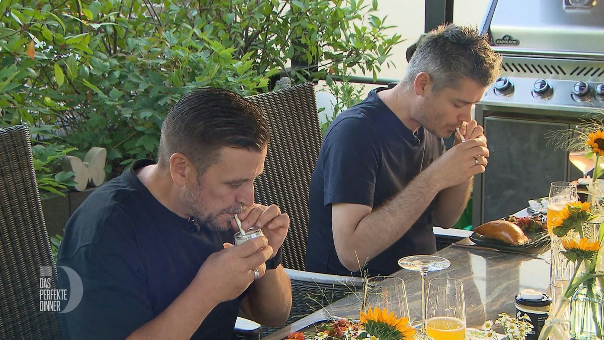 Stephan und Rainer probieren den Kräuter-Smoothie.
(Bild: RTL)