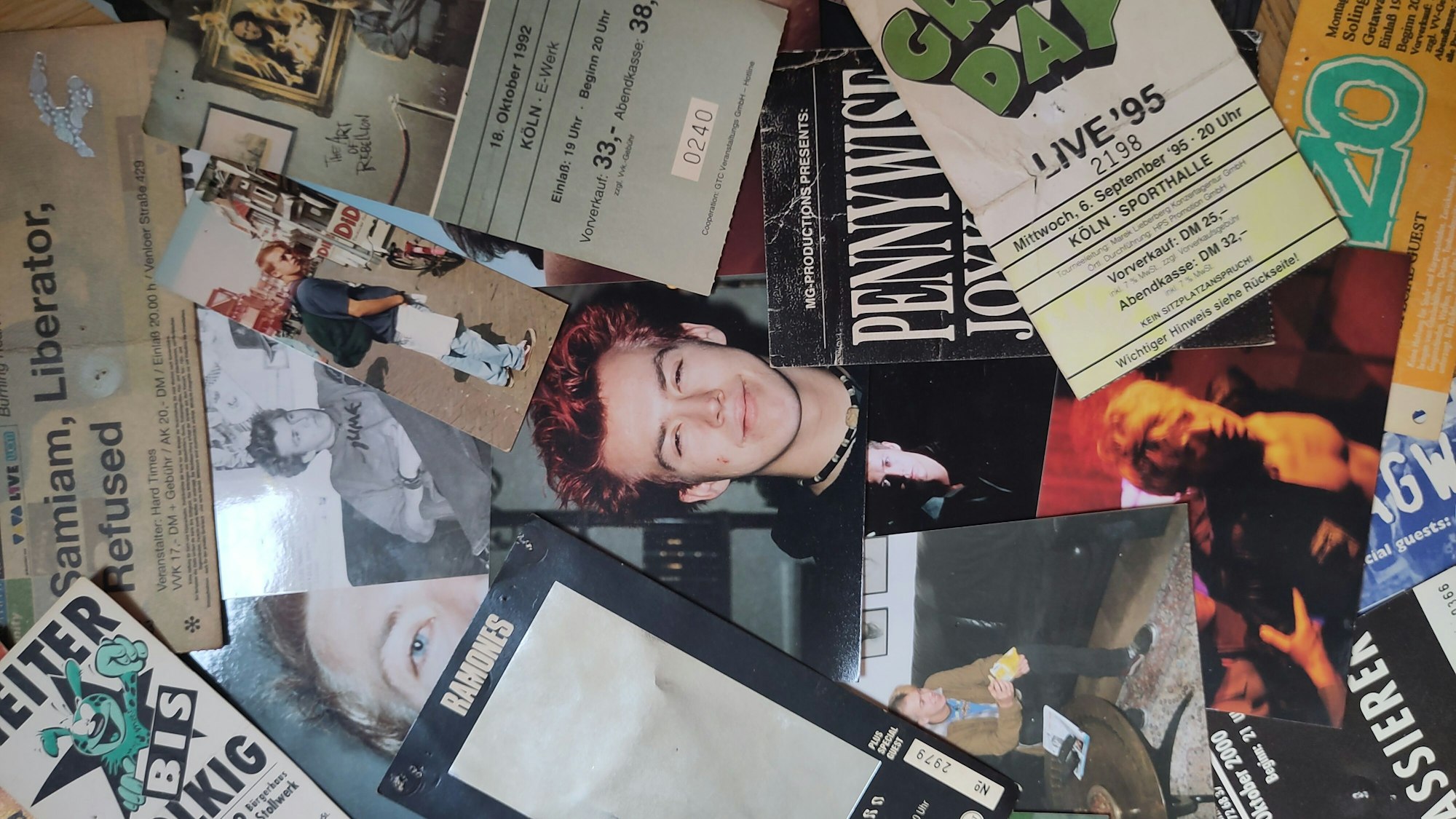Das Bild zeigt einen Teil der Konzertkarten und Fotos von Tim Stegemann. Foto: Tim Stegemann / Privat.