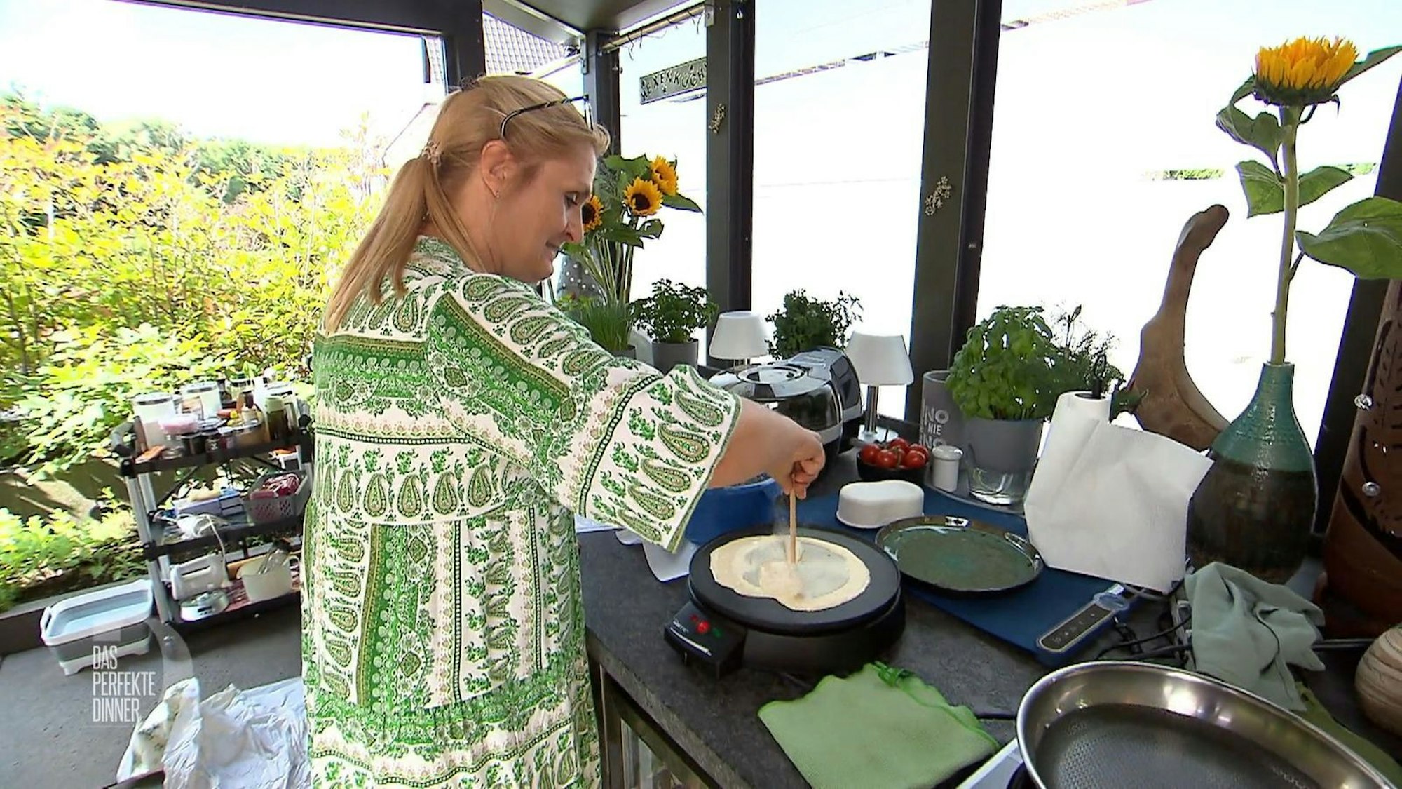 Auf die Crêpes hat Barbara so gar keine Lust, denn mit dem Crêpes-Maker kommt sie nicht zurecht.
(Bild: RTL)