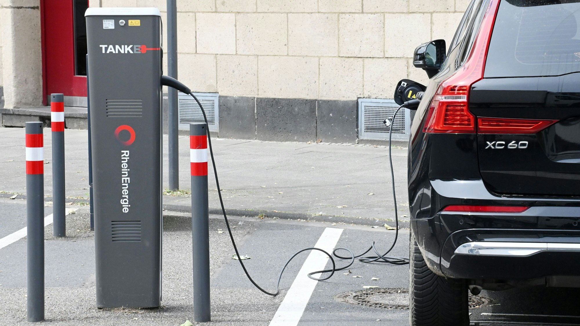 Ein E-Auto steht am Straßenrand, um die Batterie an einer Ladestation aufzuladen. (Archivbild)
