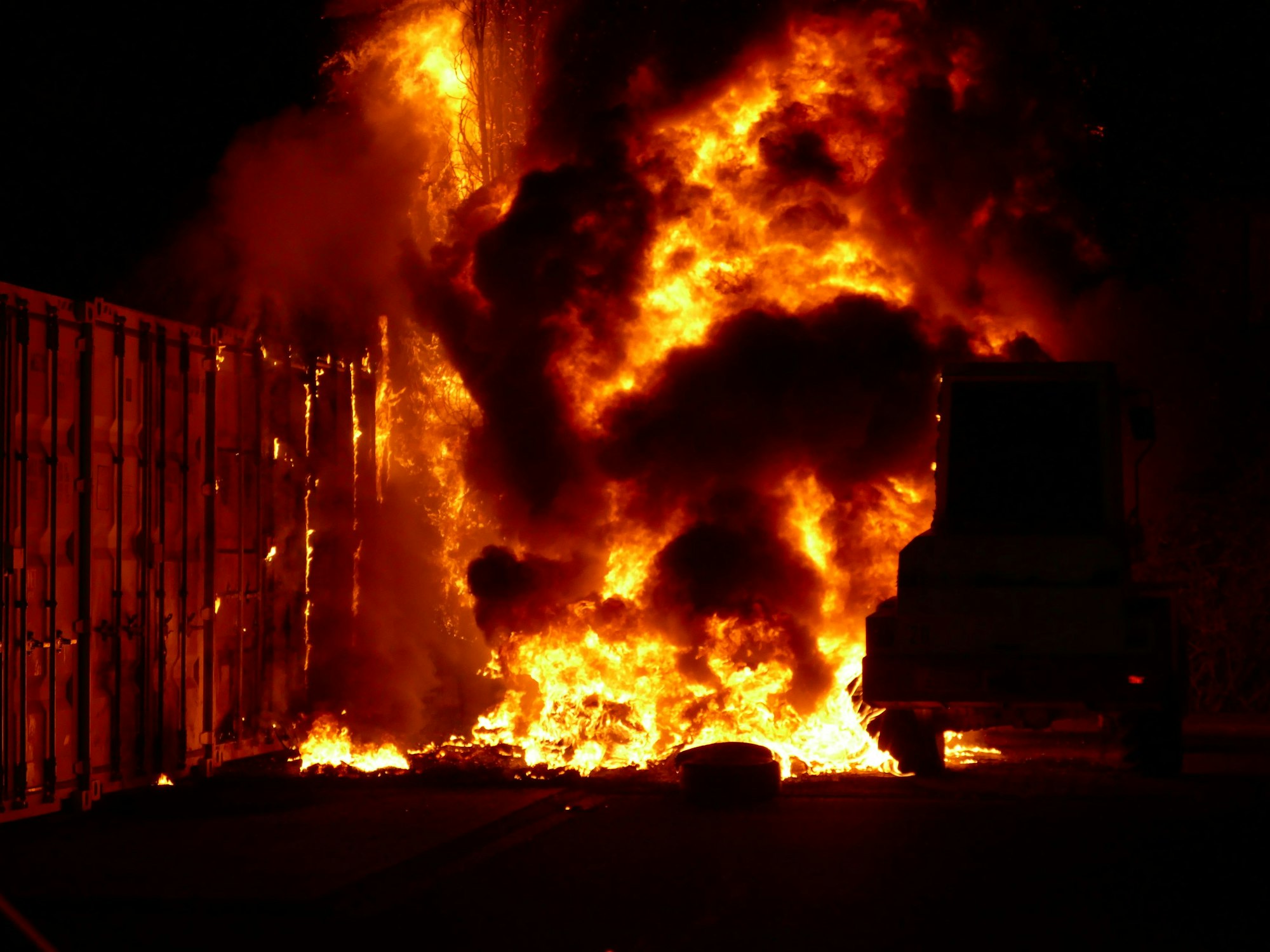 Brennende Reifen neben einem Radlader - der zweite Einsatz für die Feuerwehr.