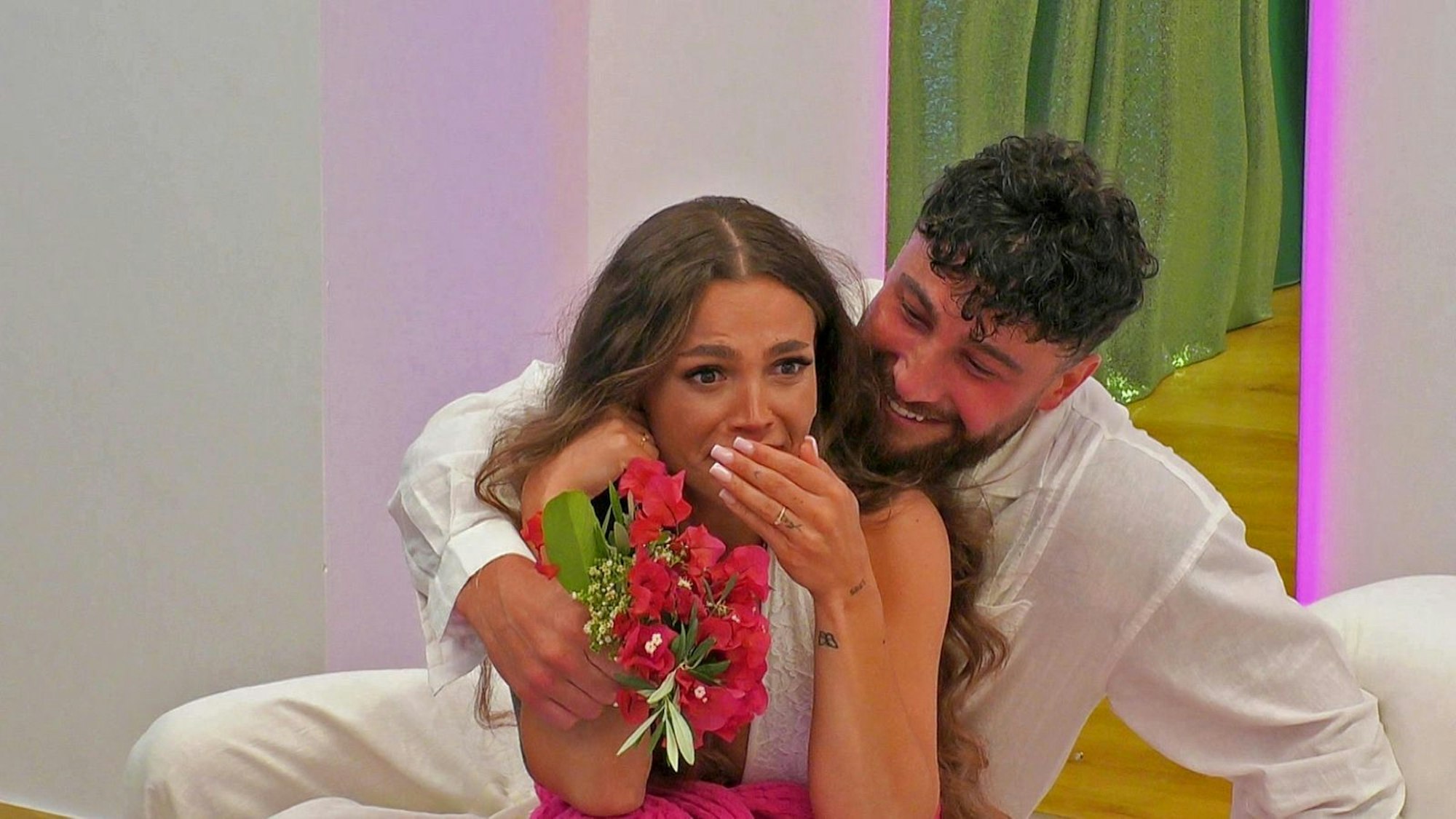 Blümchen für Jeje: Da verzeiht sie ihrem Umut doch glatt den Flirt mit Laura. (Bild: RTLZWEI)