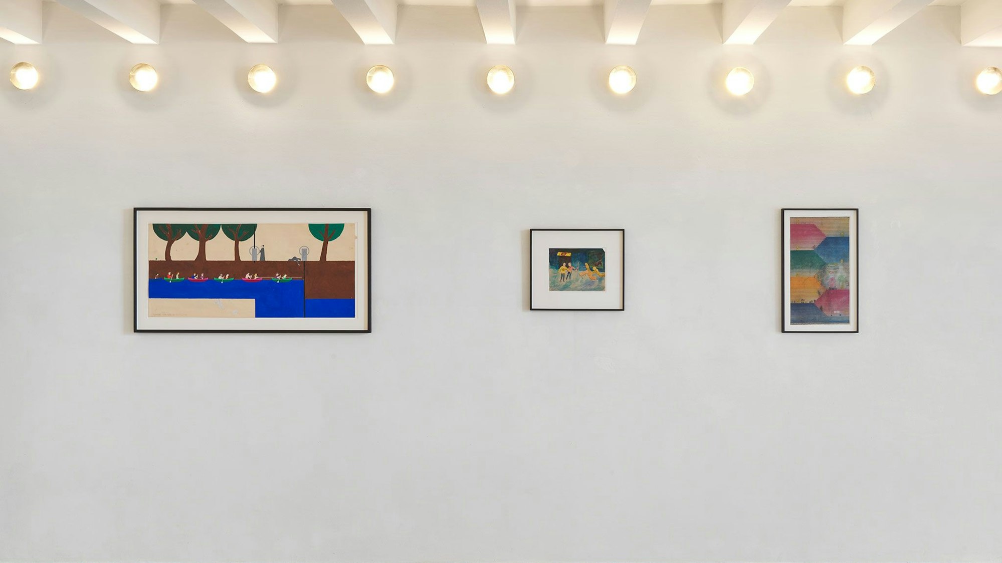 Bilder hängen an einer weißen Wand.