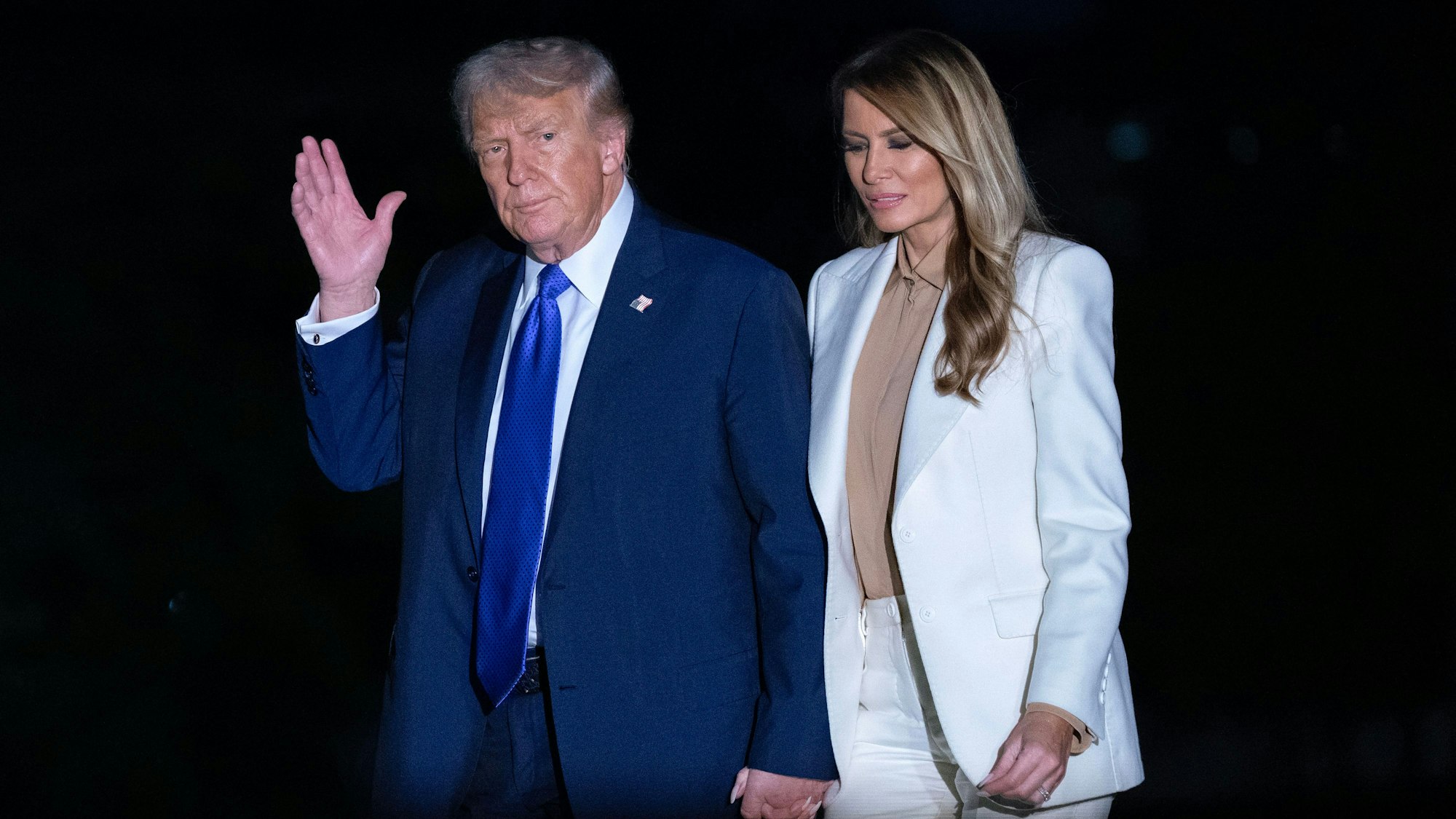US-Präsident Donald Trump und First Lady Melania Trump halten sich an den Händen, während sie bei ihrer Ankunft im Weißen Haus auf dem South Lawn in Washington spazieren gehen. (Archivbild)