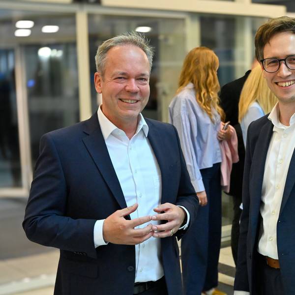 Klaus Grootens und Sven Lichtmann stehen im Kreishaus nebeneinander.