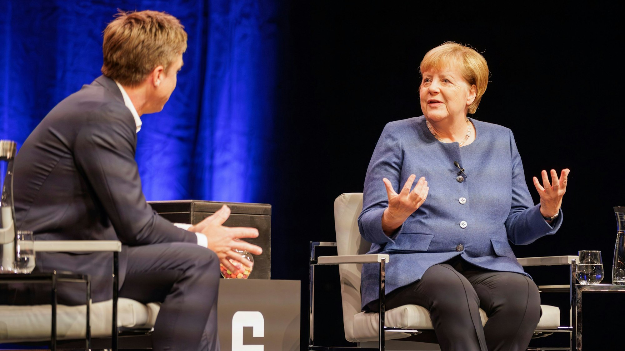 Ex-Bundeskanzlerin Angela Merkel und «Spiegel»-Redakteur Markus Feldenkirchen im Live-Gespräch.