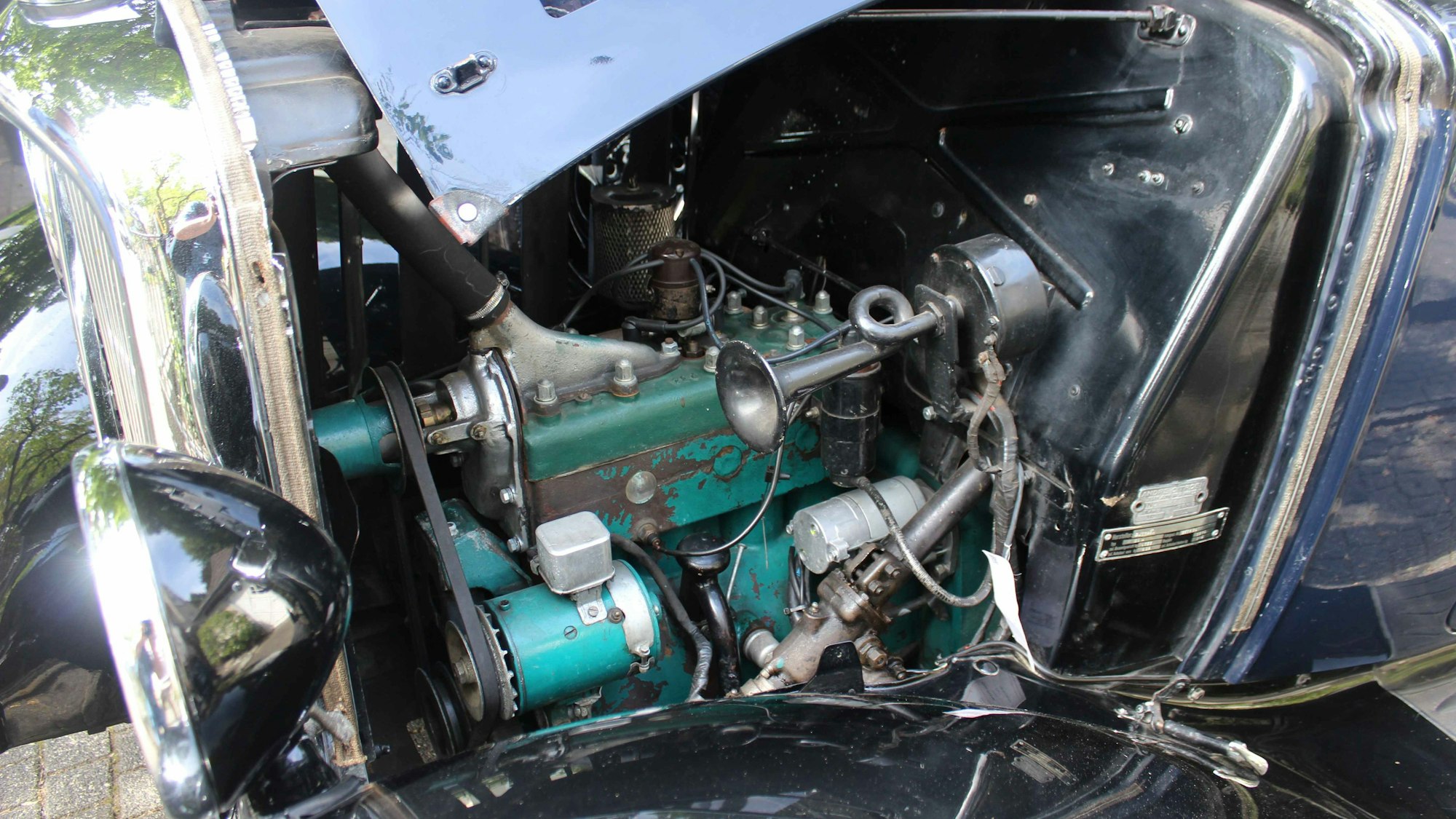 Der Motor des Citroën Rosalie unter der geöffneten Motorenhaube.