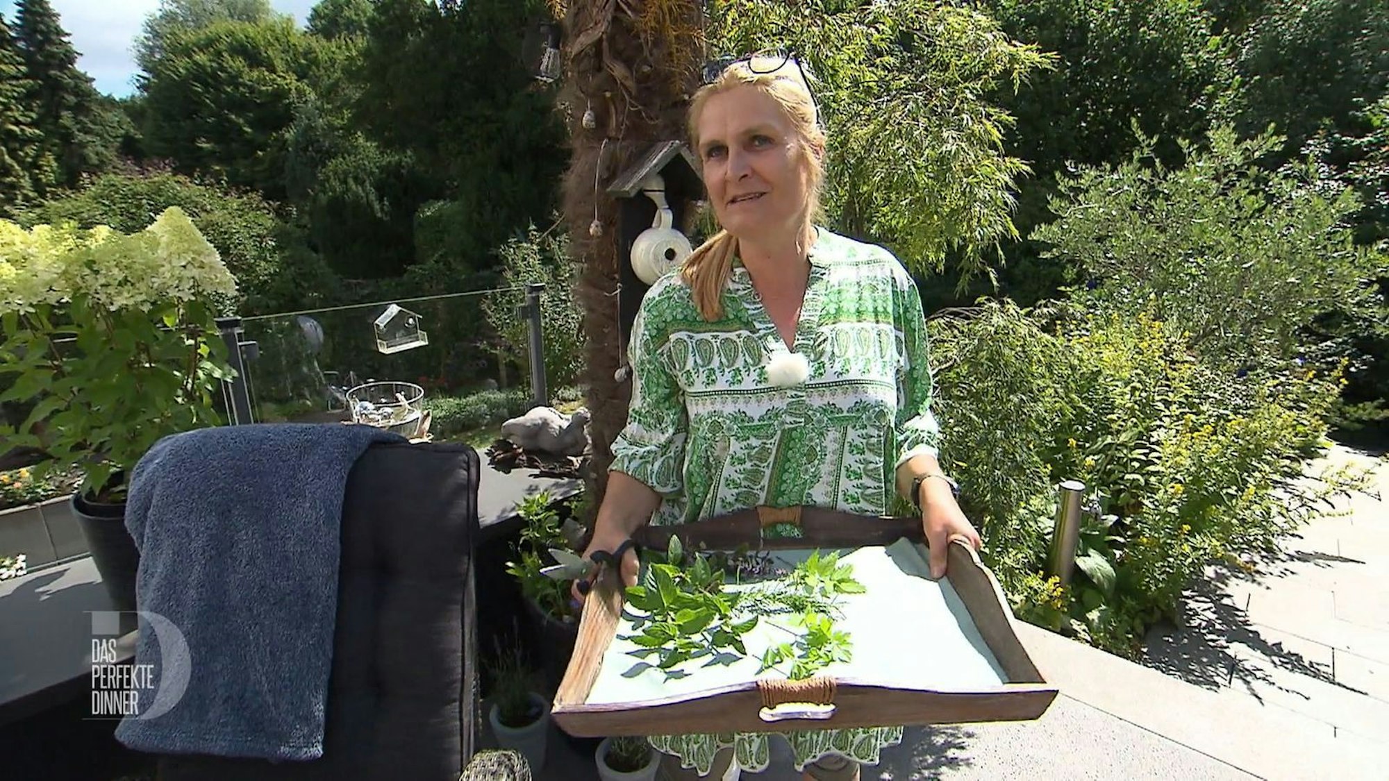 Mit Kräutern aus dem Garten will Barbara ihre Gäste heute verhexen.
(Bild: RTL)