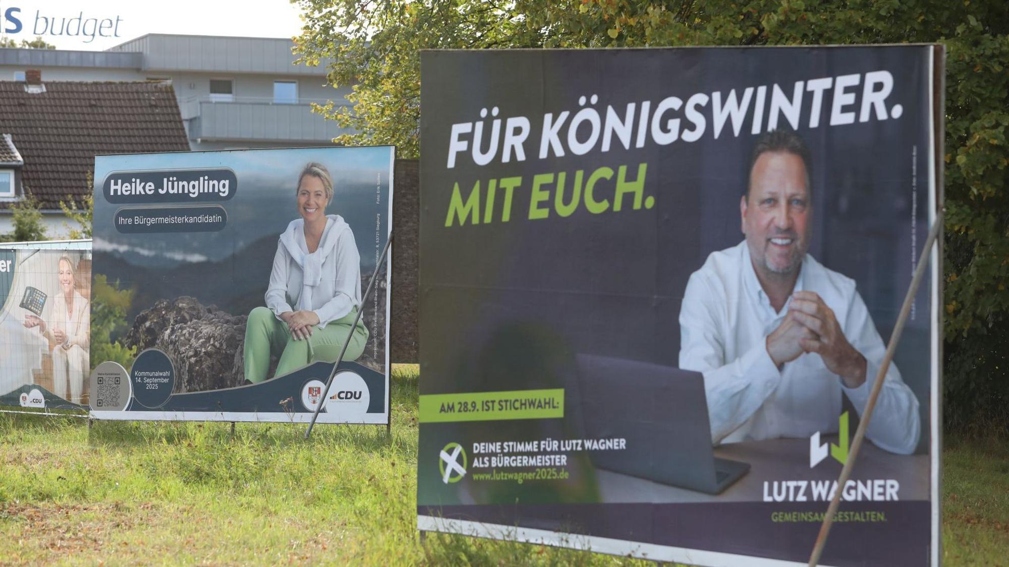 Zwei großformatige Wahlplakate.