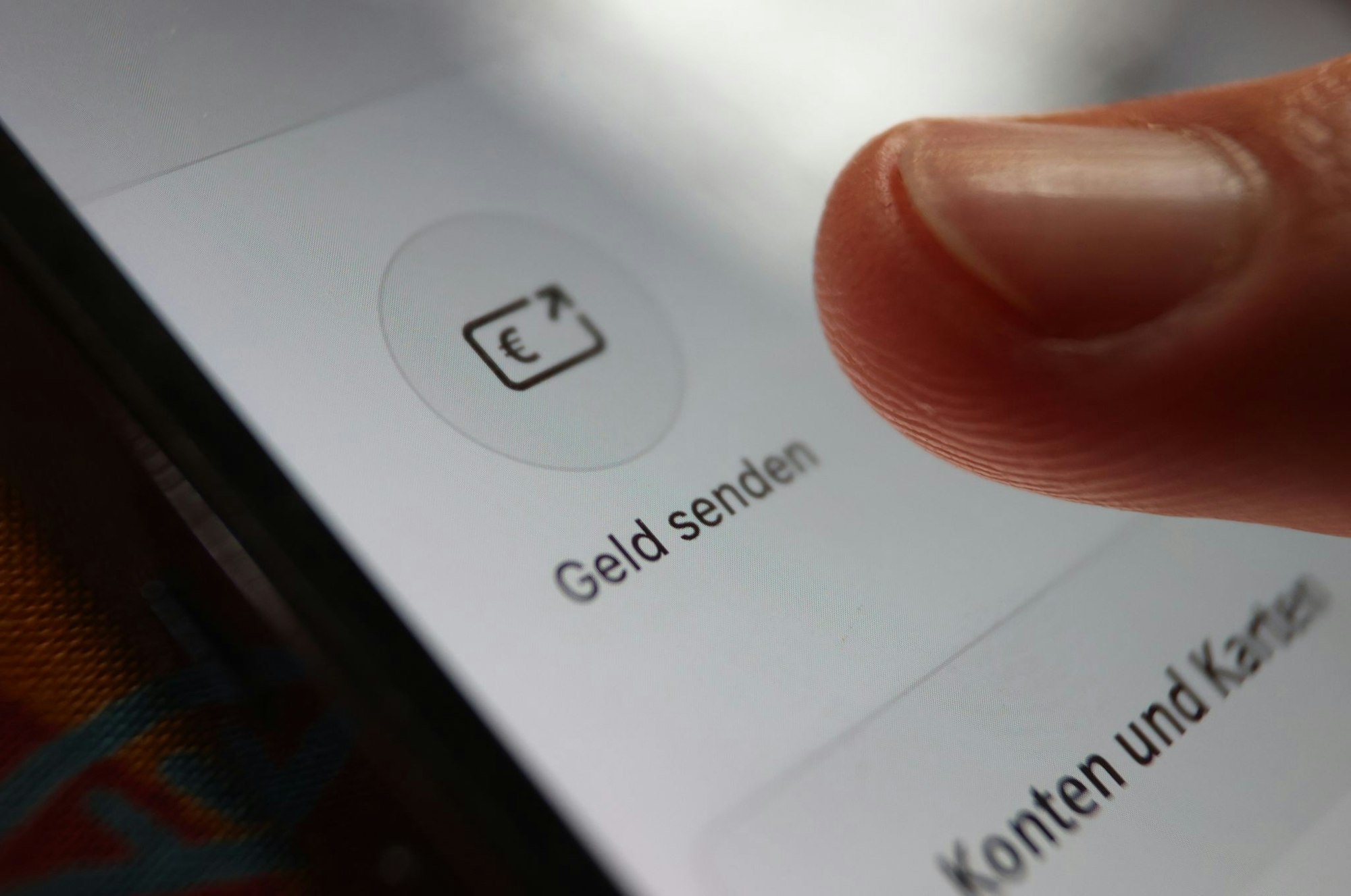 Wer Wero nutzt, braucht im Unterschied zu einer herkömmlichen Überweisung nicht die Kontonummer des Empfängers, sondern kann Geld in Echtzeit an eine Handynummer oder E-Mail-Adresse senden. (Symbolbild)