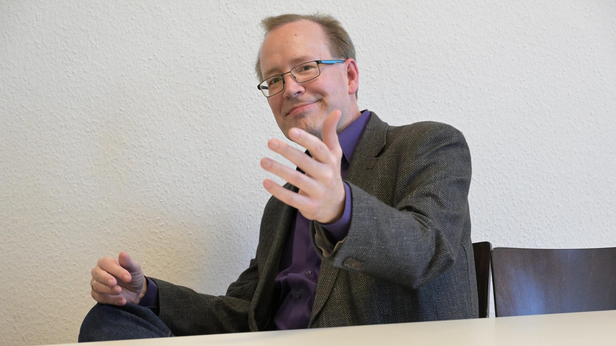 Hans Schlömer sitzt an einem Tisch.