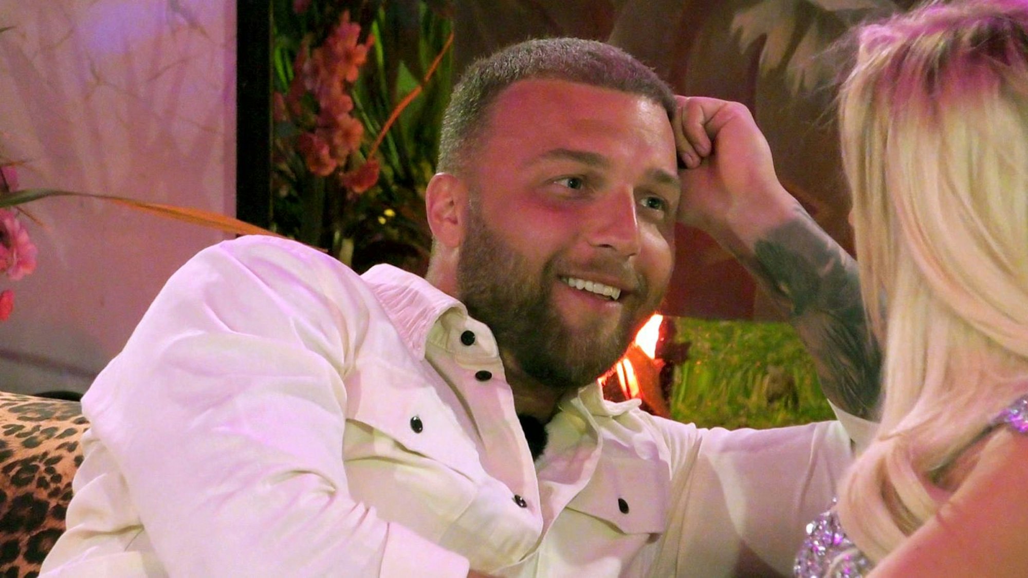 „Deine tollen hellen Augen...“: Filip ist so hingerissen von Laura, dass er den Namen seiner Couple-Partnerin Tatum vergisst (Bild: RTLZWEI)