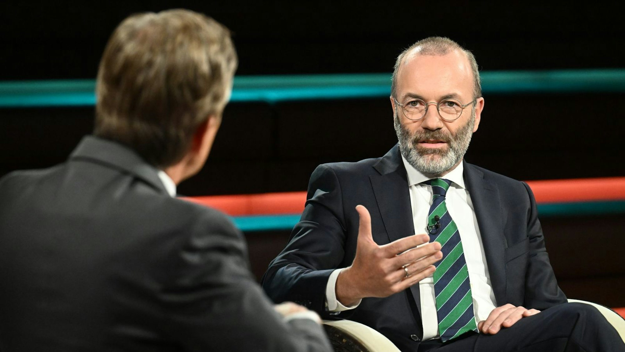 Im Gespräch mit dem ZDF-Moderator äußerte sich Weber vorsichtig zur Europa-Kritik von Donald Trump bei den Vereinten Nationen. (Bild: ZDF / Cornelia Lehmann)