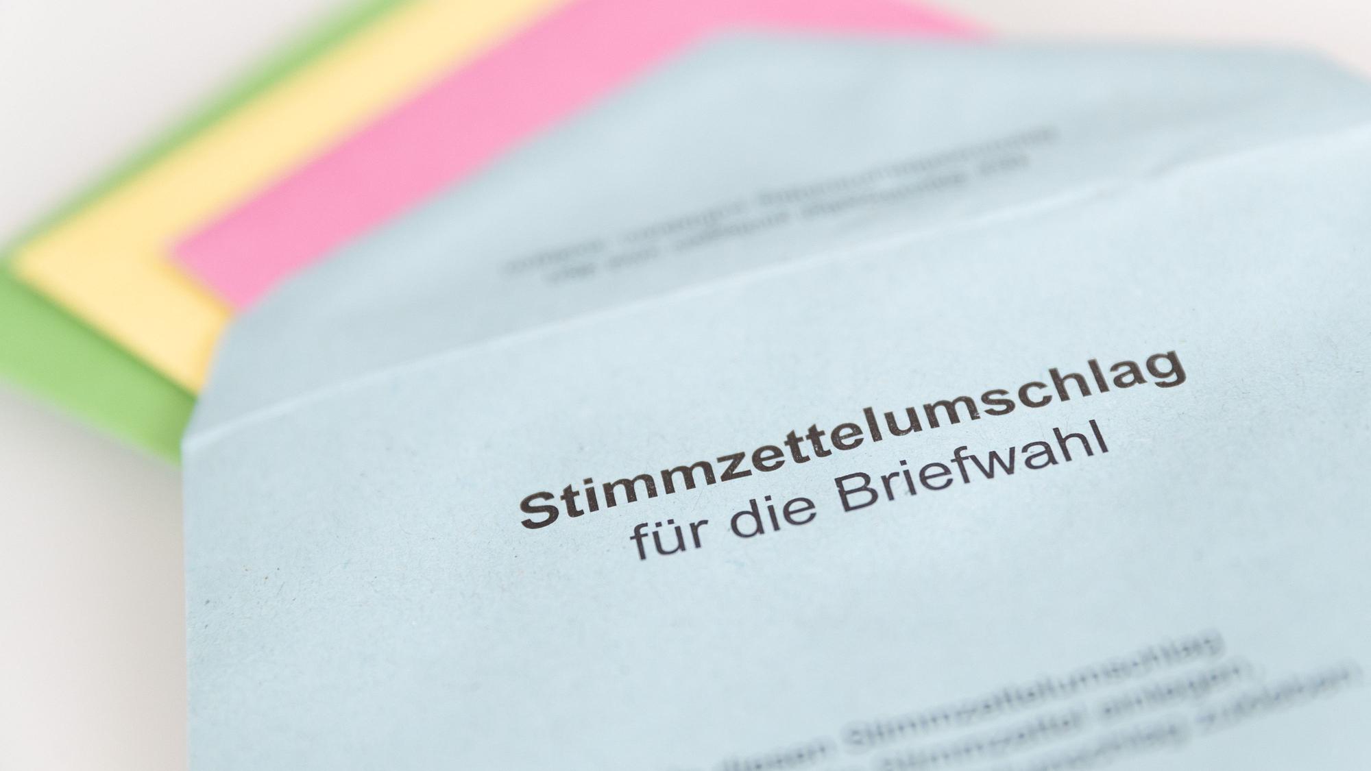 ARCHIV - 03.09.2020, Nordrhein-Westfalen, Bielefeld: Verschiedene Stimmzettel stecken in einem Stimmzettelumschlag für die Briefwahl. (zu dpa: «Kölnerin erhält 171 Briefwahlunterlagen für «Max Mustermann»») Foto: Friso Gentsch/dpa +++ dpa-Bildfunk +++