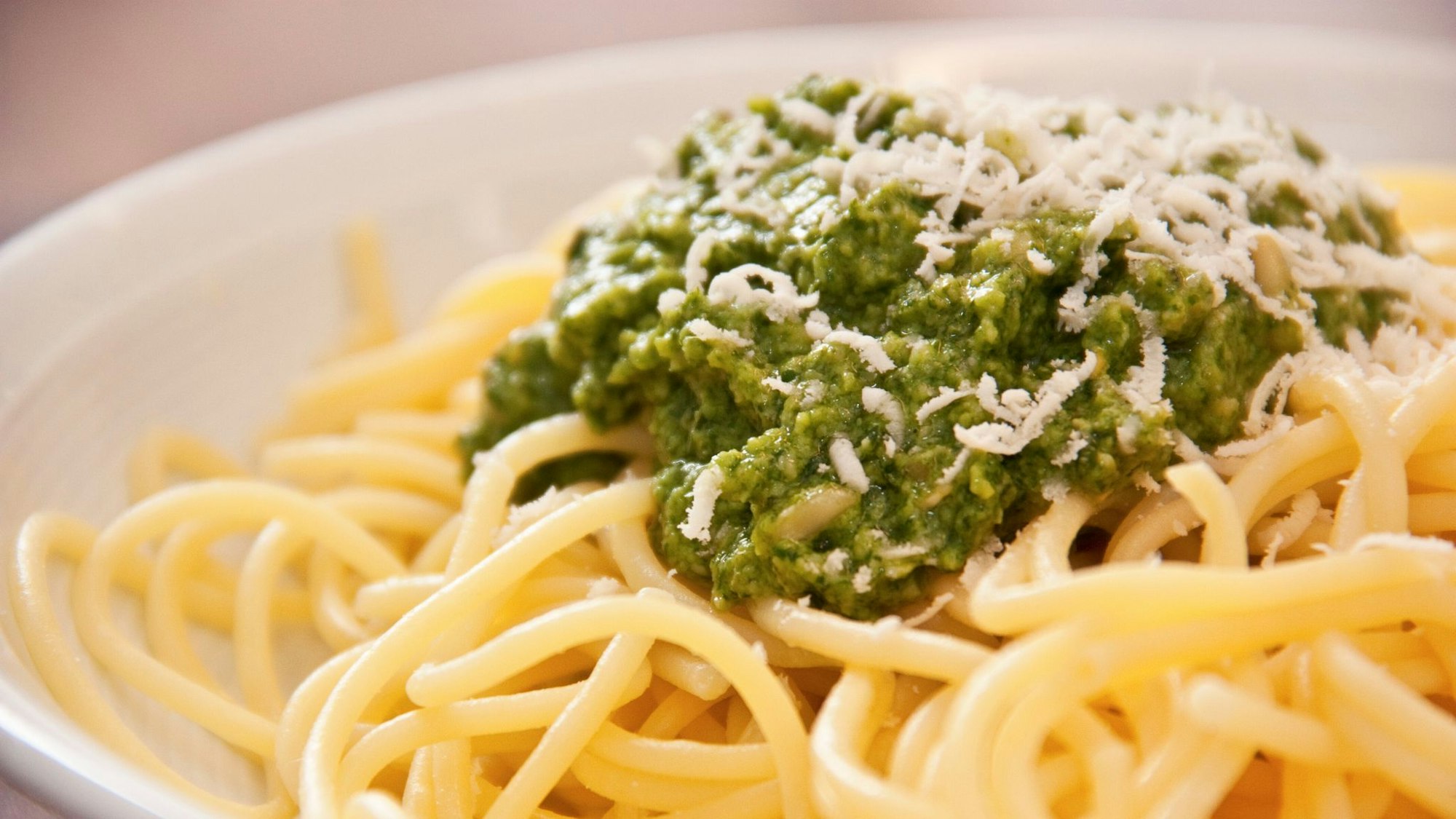 Spaghetti mit grünem Pesto und Parmesan.