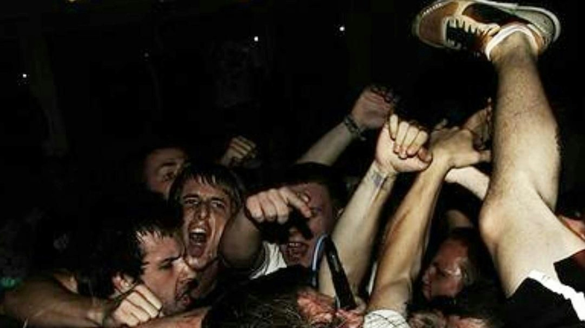 Das Bild zeigt den Mosh-Pit während eines Konzertes der Hadcore-Band Another Breath in Essen. Foto: Torben Utrecht / Allschools Magazine