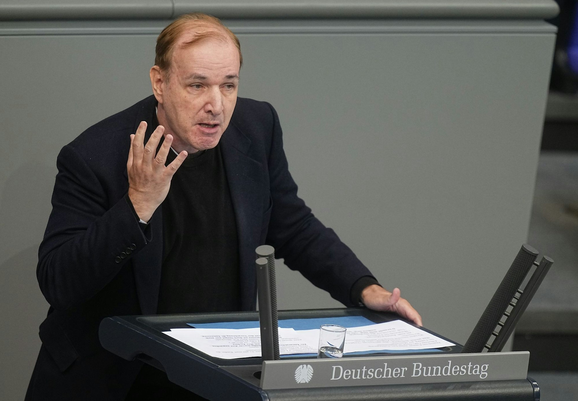 Der innenpolitische Sprecher der AfD-Fraktion, Gottfried Curio, sagte mit Blick auf den russischen Angriffskrieg: «Der Bürger will eine Regierung, die sich kümmert, aber um die Probleme im Land und nicht Milliarden in der Ukraine verbrennt.»