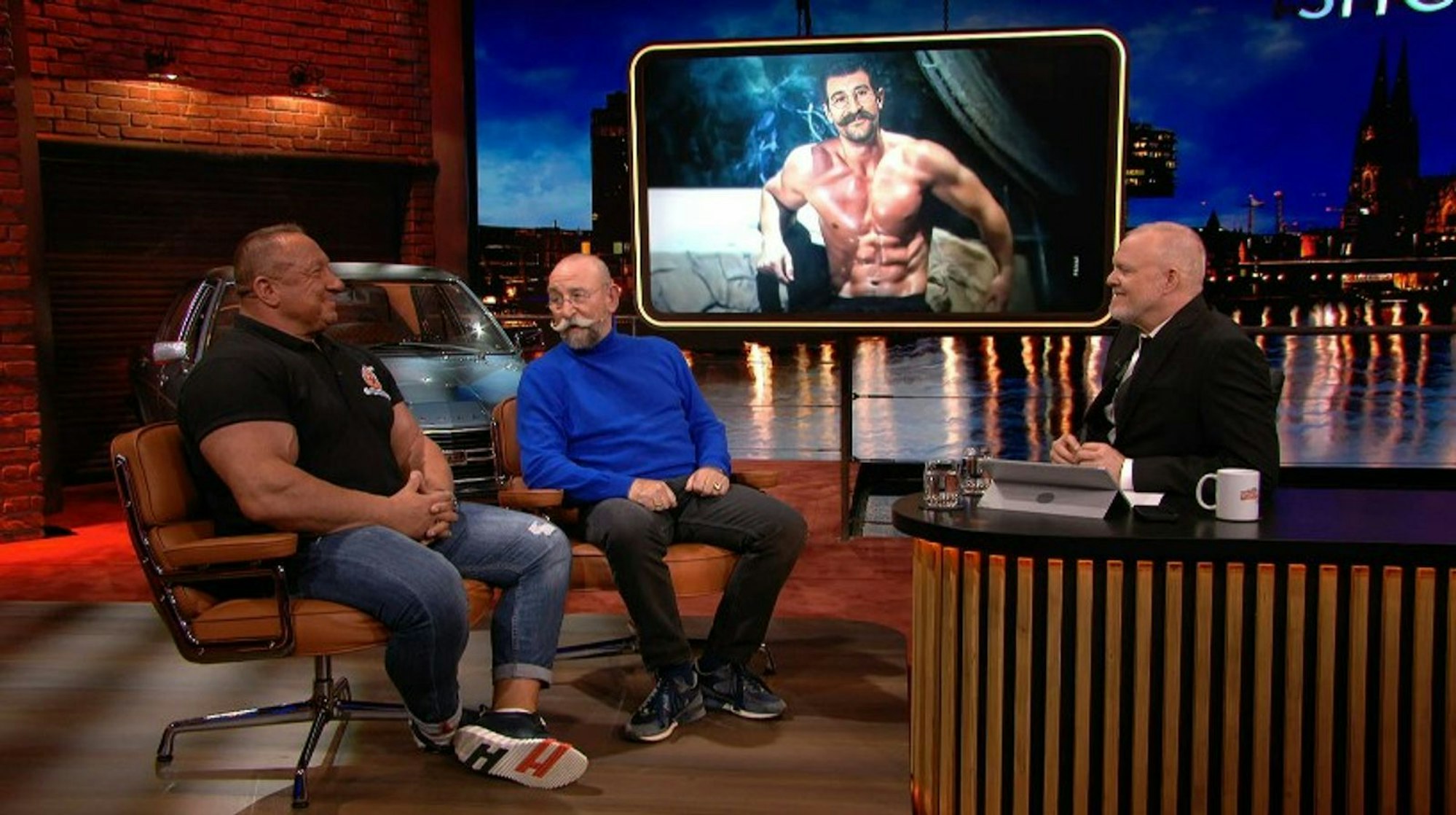 „Bares für Rares“-Moderator Horst Lichter (Mitte) hat bei Stefan Raab über seine Bodybuilder-Vergangenheit gesprochen. (Bild: RTL+)
