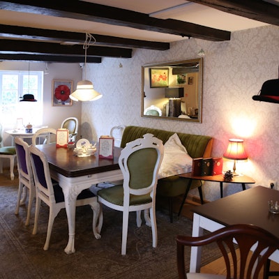 Teppich, plüschige Stühle und antike Tische und Deko in Daisy's Tearoom. (Archivbild)