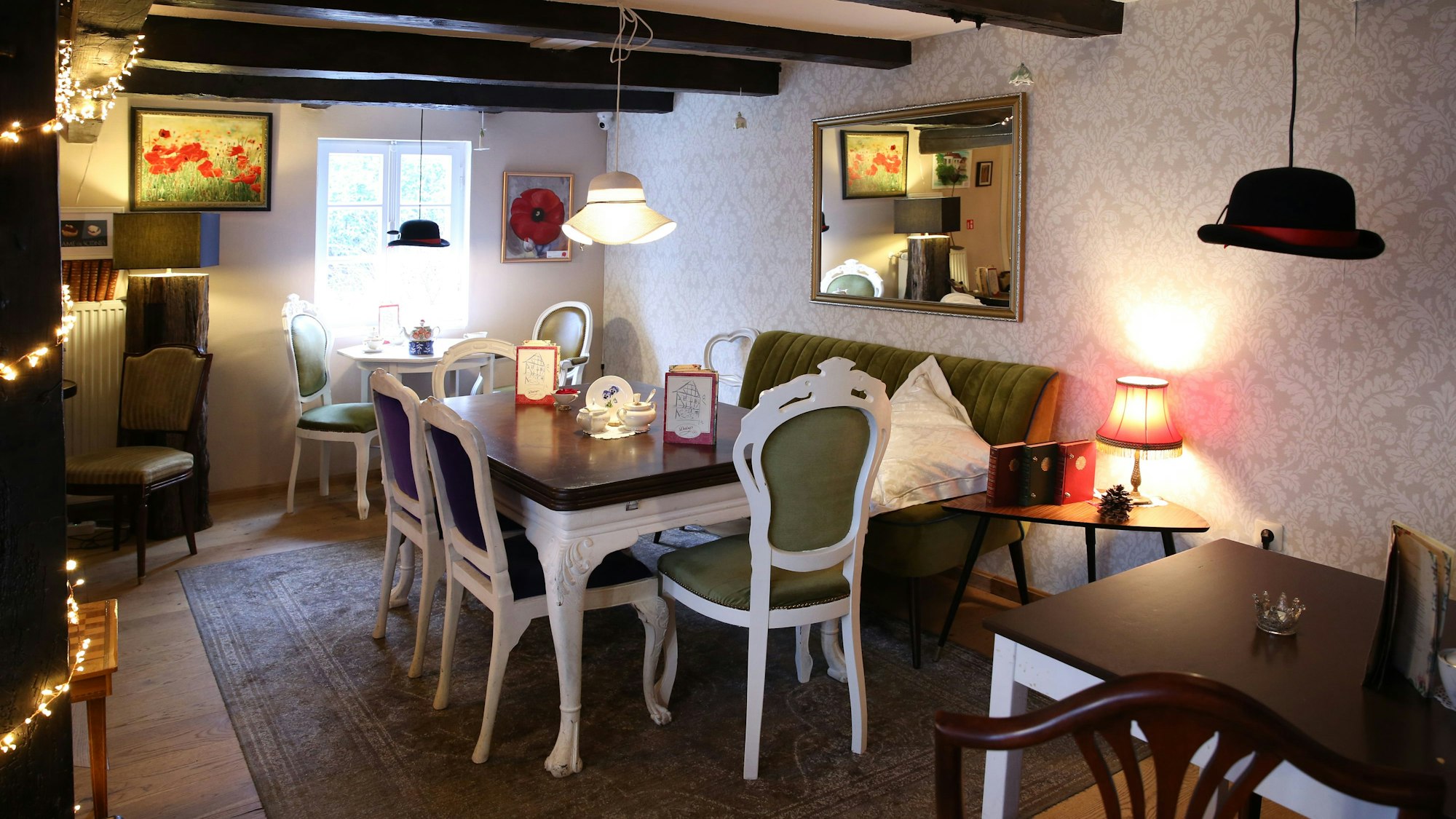 Teppich, plüschige Stühle und antike Tische und Deko in Daisy's Tearoom. (Archivbild)