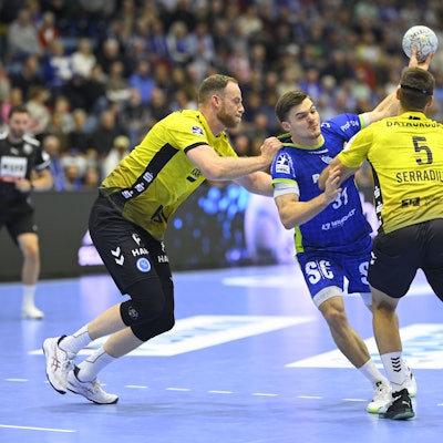 Lenny Rubin und Antonio Serradilla versuchen, Kay Smita zu stoppen