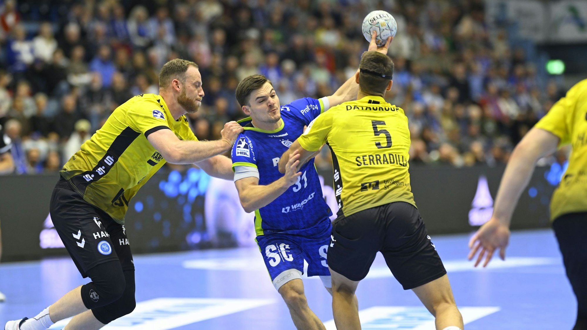 Lenny Rubin und Antonio Serradilla versuchen, Kay Smita zu stoppen