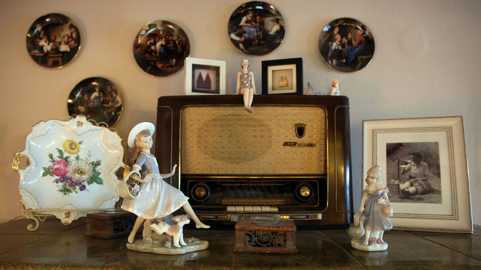 Kitschige, antike Keramikpuppen und ein altes Radio im Tearoom Daisys. (Archivbild)