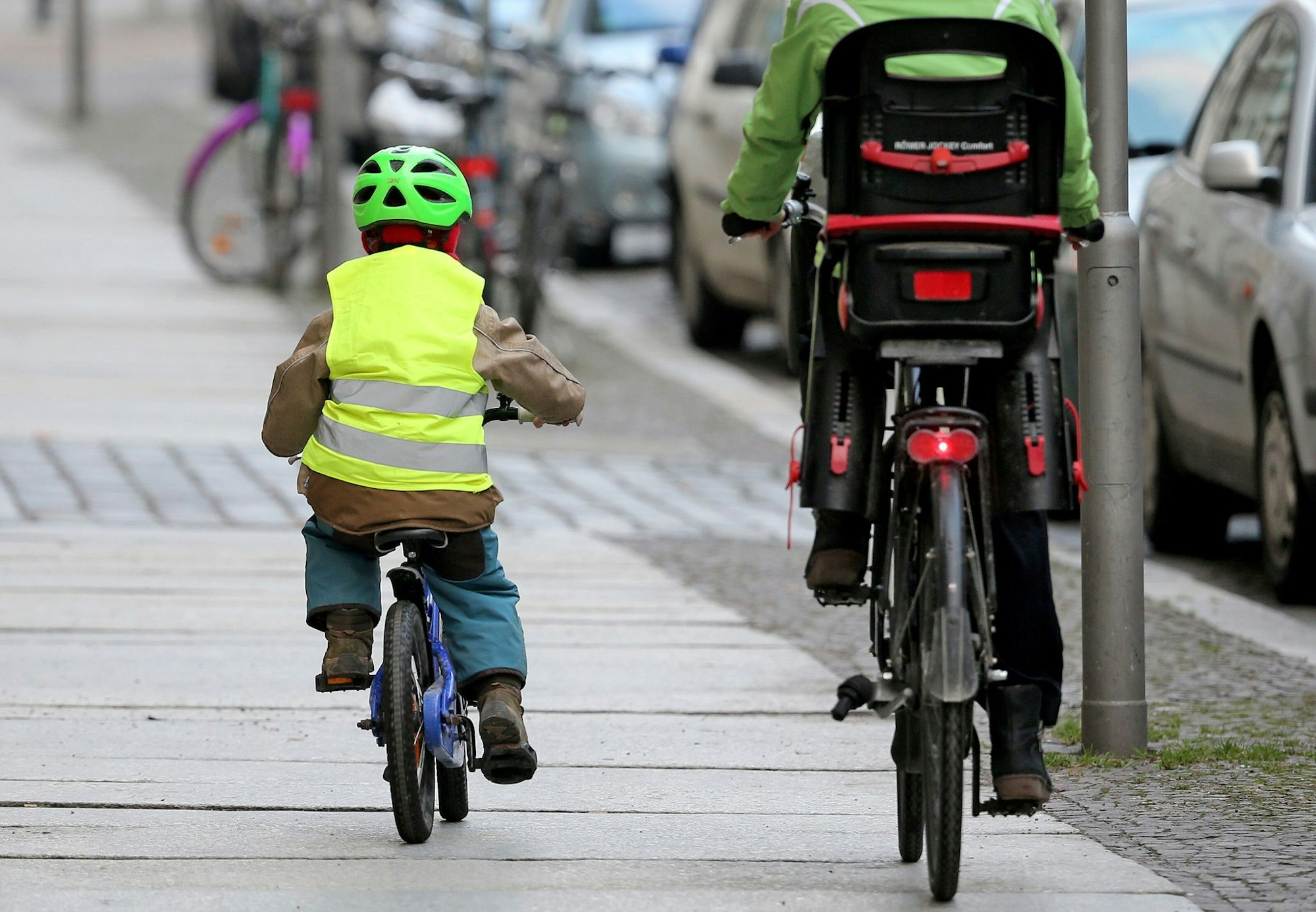 Fahrradfahren geht schneller als laufen - aber stellt andere Anforderungen. Also lieber nicht direkt allein mit dem Rad zur Schule, rät die Expertin.