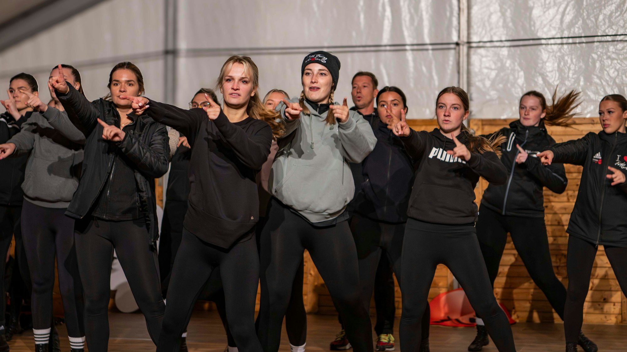 Das Bild zeigt die Showtanzgruppe während des Trainings.