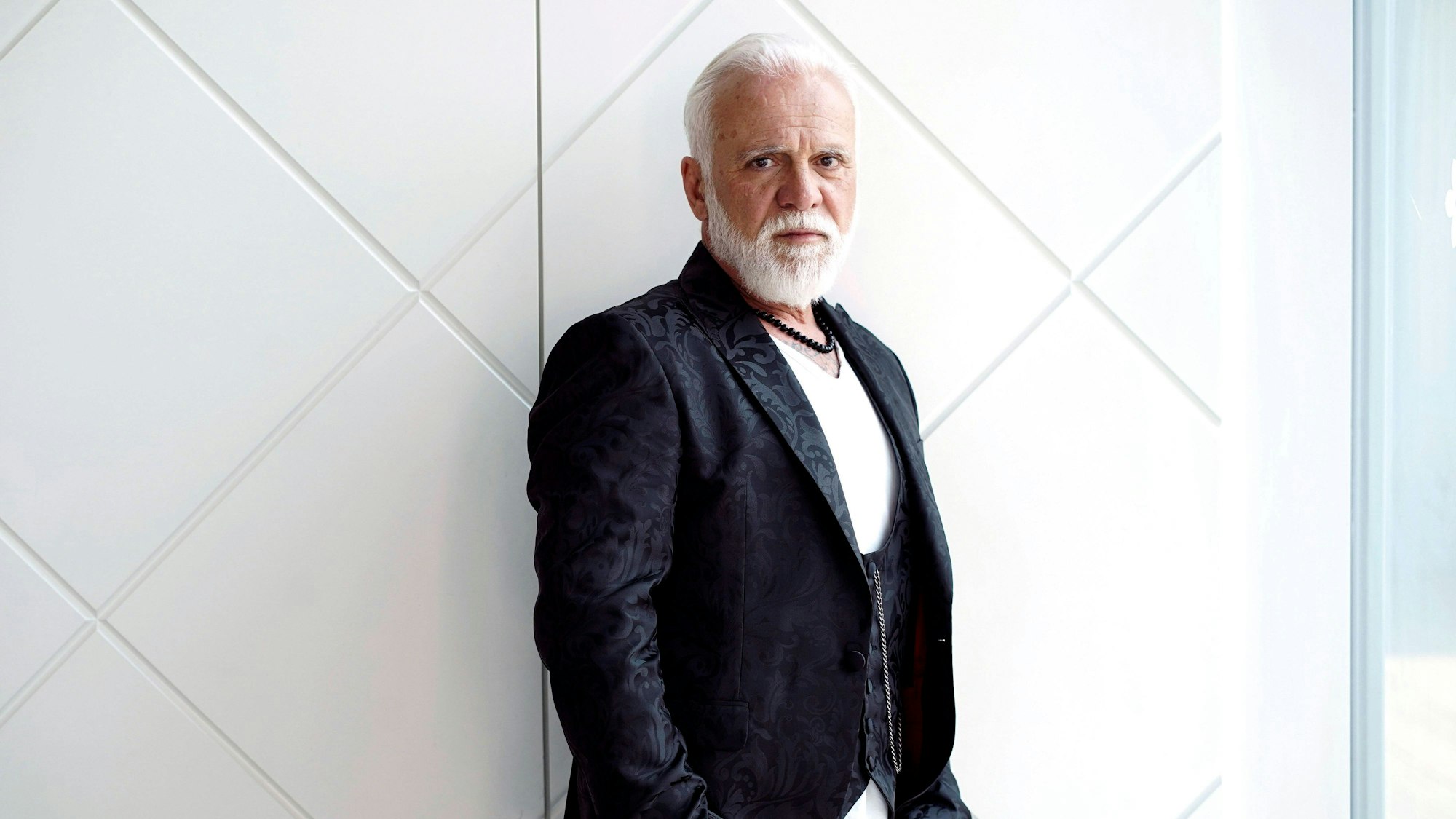 Nino de Angelo posiert bei einer Pressekonferenz.