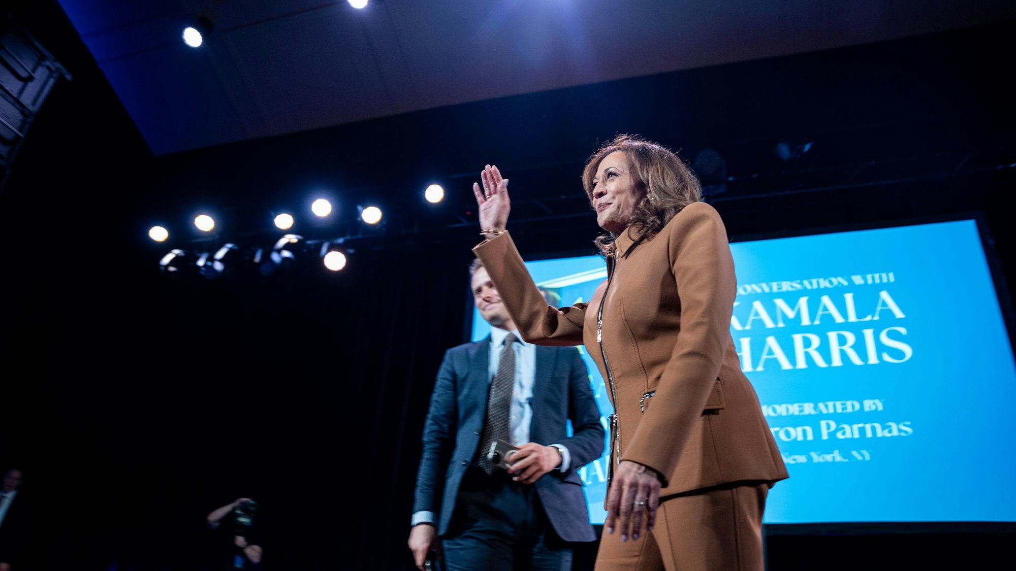 Das Bild zeigt die ehemalige Vizepräsidentin Kamala Harris bei der ersten Station ihrer Buchtournee für ihr neues Buch über ihre Präsidentschaftskampagne, "107 Days". Foto: Angelina Katsanis/FR172095 AP/AP/dpa