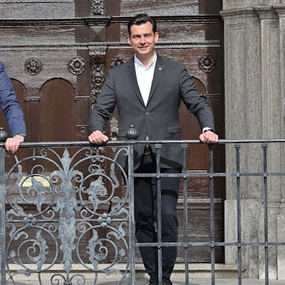 Die Kandidaten stehen nebeneinander vor der Rathaustür.