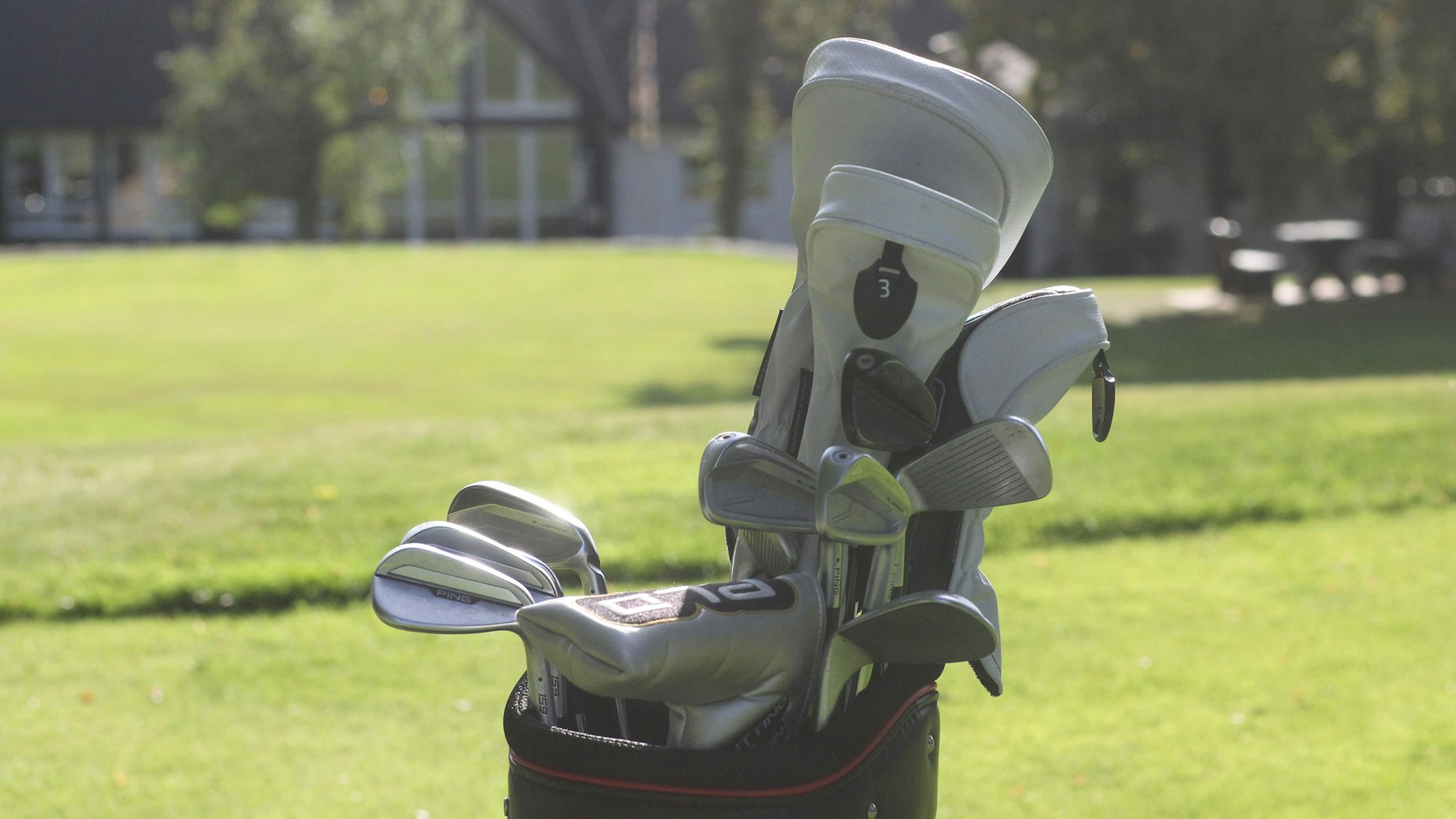 14 Schläger hat er in seiner Tasche.