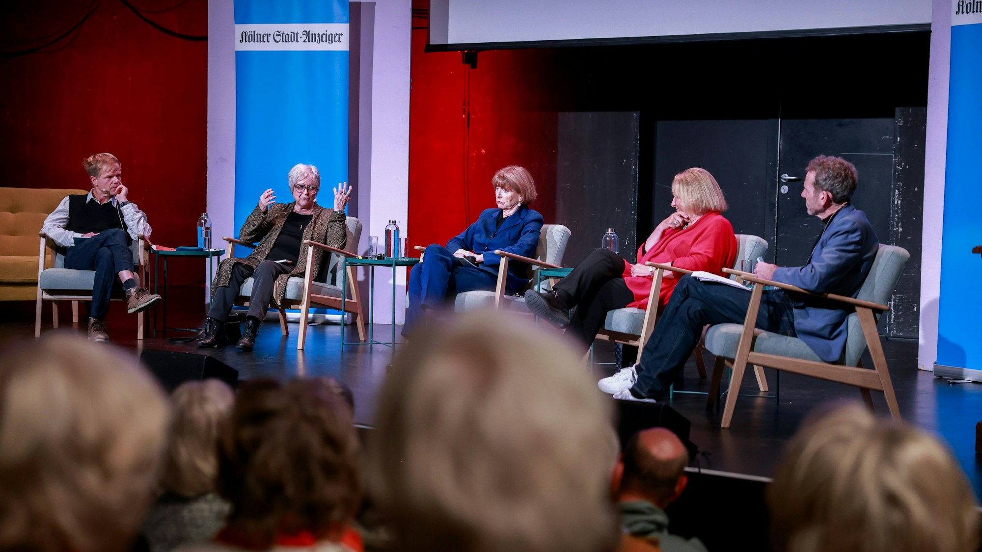 24.09.2025, Köln: Gesprächsabend mit dem Titel „Besinnt euch!“ über das Vermächtnis von Gerhard Baum, in der COMEDIA.
Auf dem Podium v.l.n.r. Uli Kreikebaum, Renate Liesmann-Baum, Henriette Reker, Sabine Leutheusser-Schnarrenberger und Joachim Frank.
Foto: Michael Bause