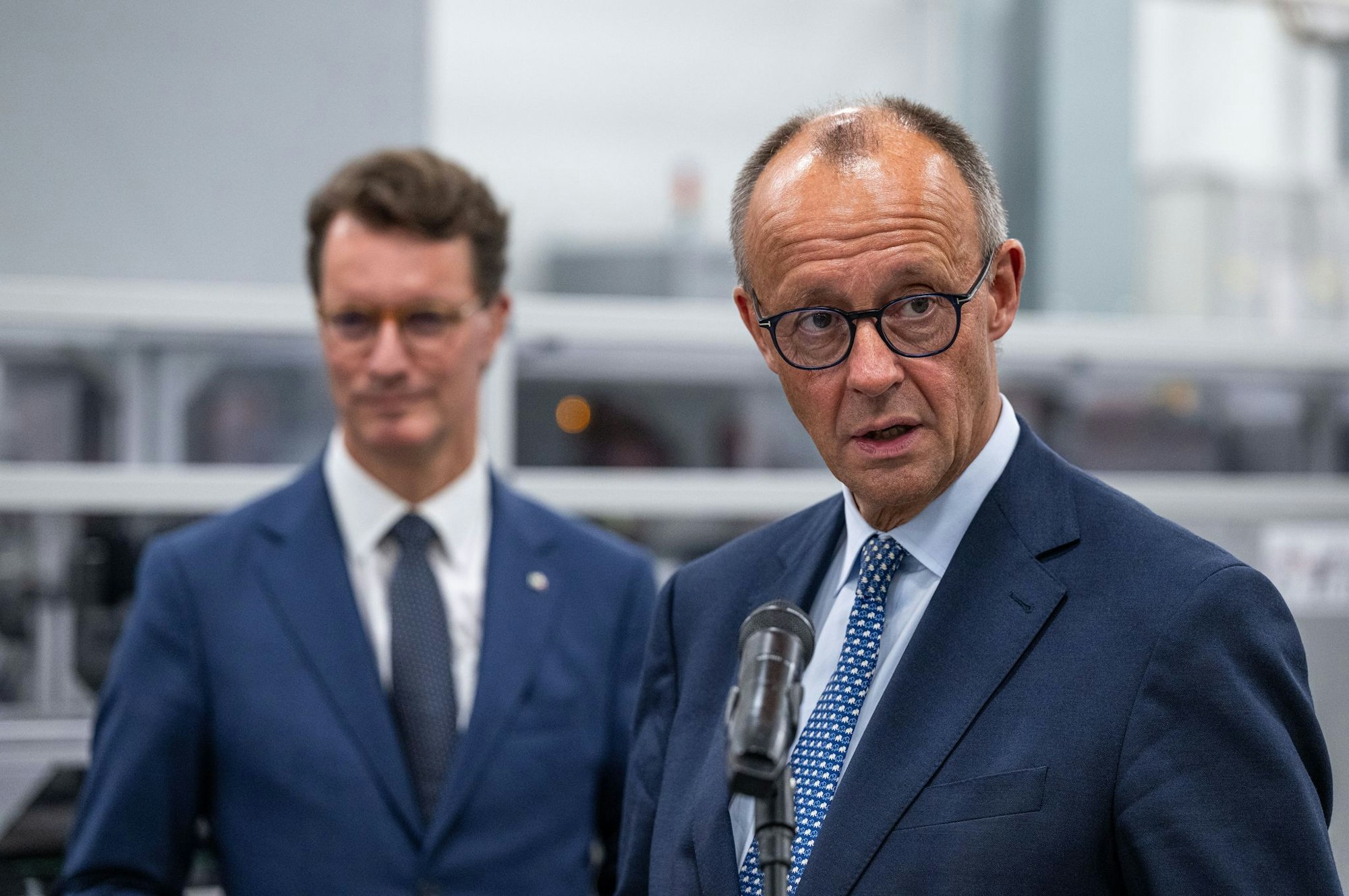 Bundeskanzler Friedrich Merz (CDU) wird am Tag nach den Stichwahlen in Düsseldorf erwartet. (Archivfoto)