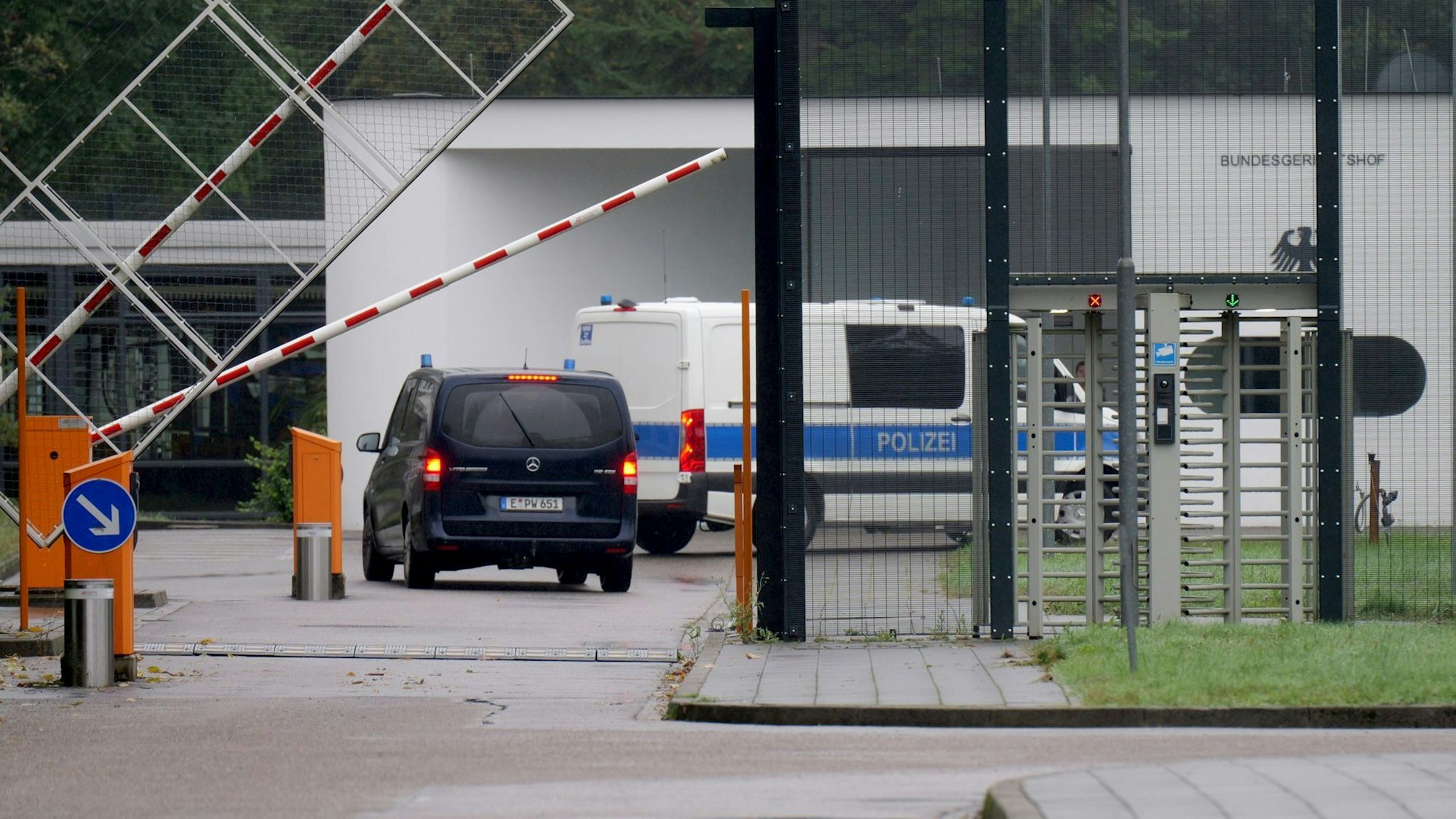 Die Polizei fährt auf das Gelände des Bundesgerichtshofes.