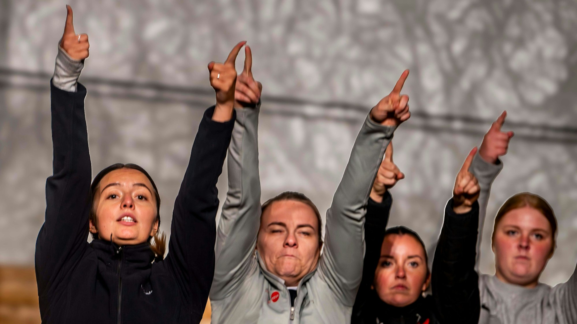 Das Bild zeigt vier Tänzerinnen von High Energy, die mit den Fingern in die Luft zeigen.